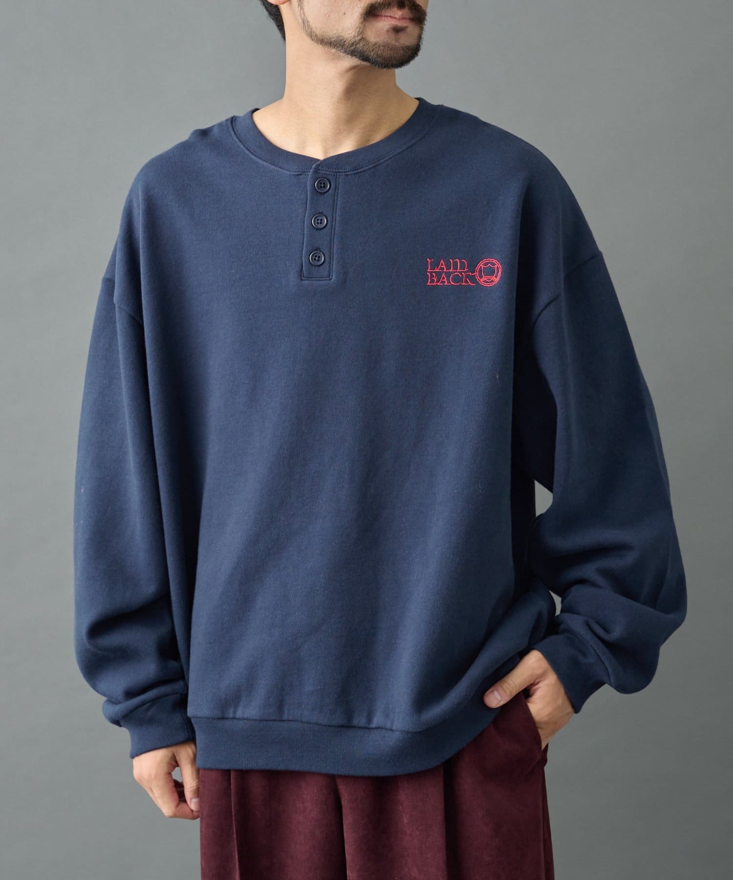 COLONY 2139(コロニー トゥーワンスリーナイン) 刺繍ヘンリーネックスウェット