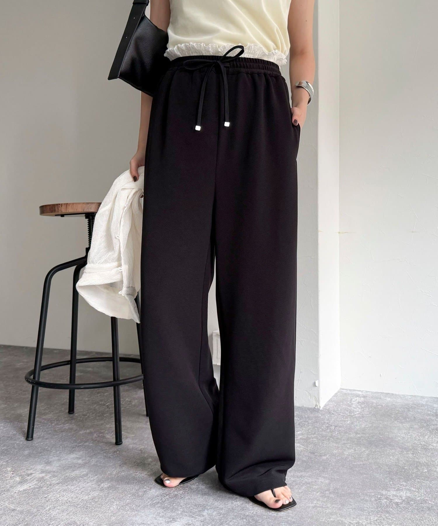 ◇fredy emue◇【2025 AW】レイヤード風デザインで差がつく！ウエストまわりがポイントのイージーパンツ●Point・ウエスト部分のレイヤードデザインが目を惹くトレンド感たっぷりのイージーパ