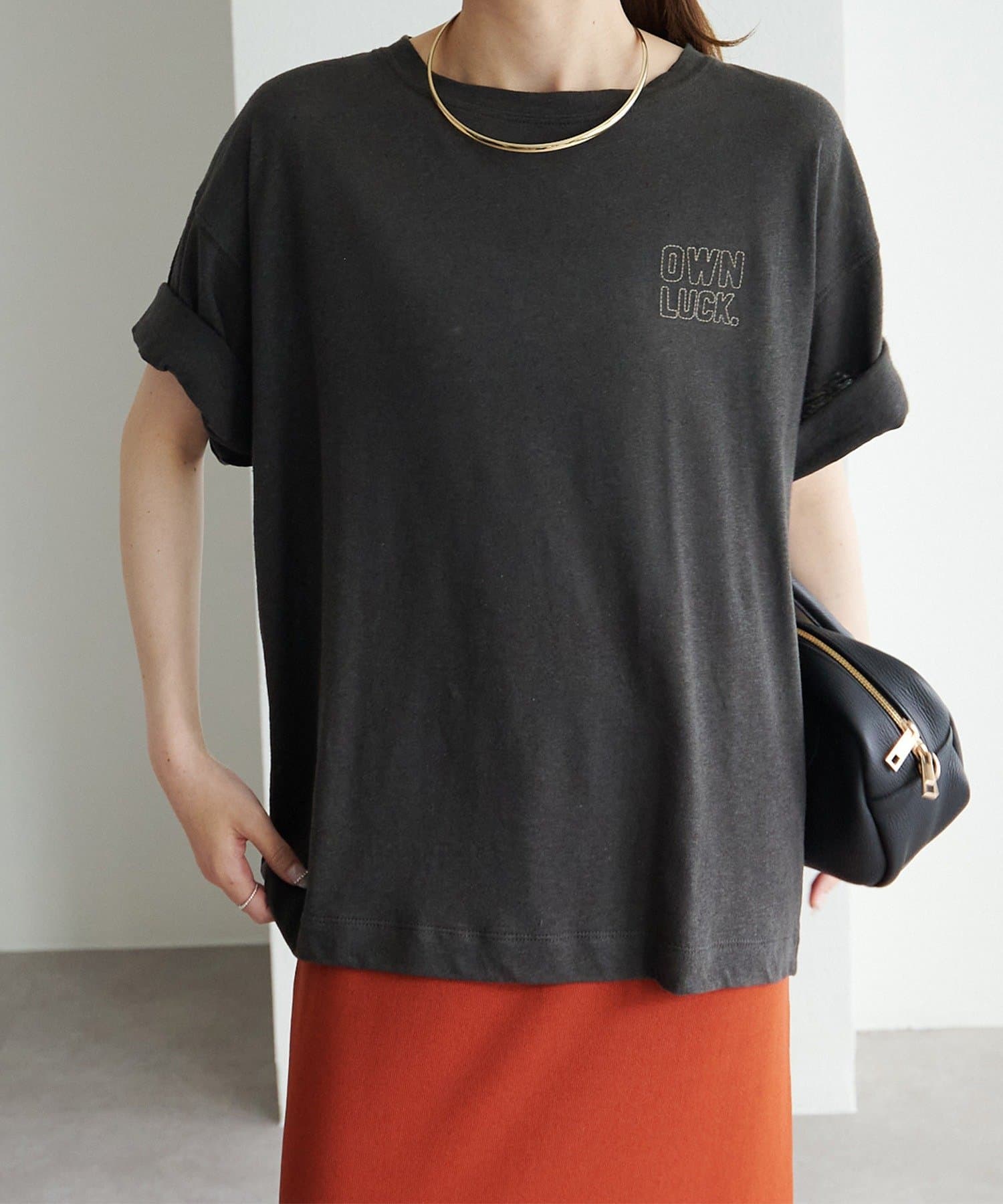 PUAL CE CIN(ピュアルセシン) ロゴ刺繍×フロッキープリント麻混Tシャツ