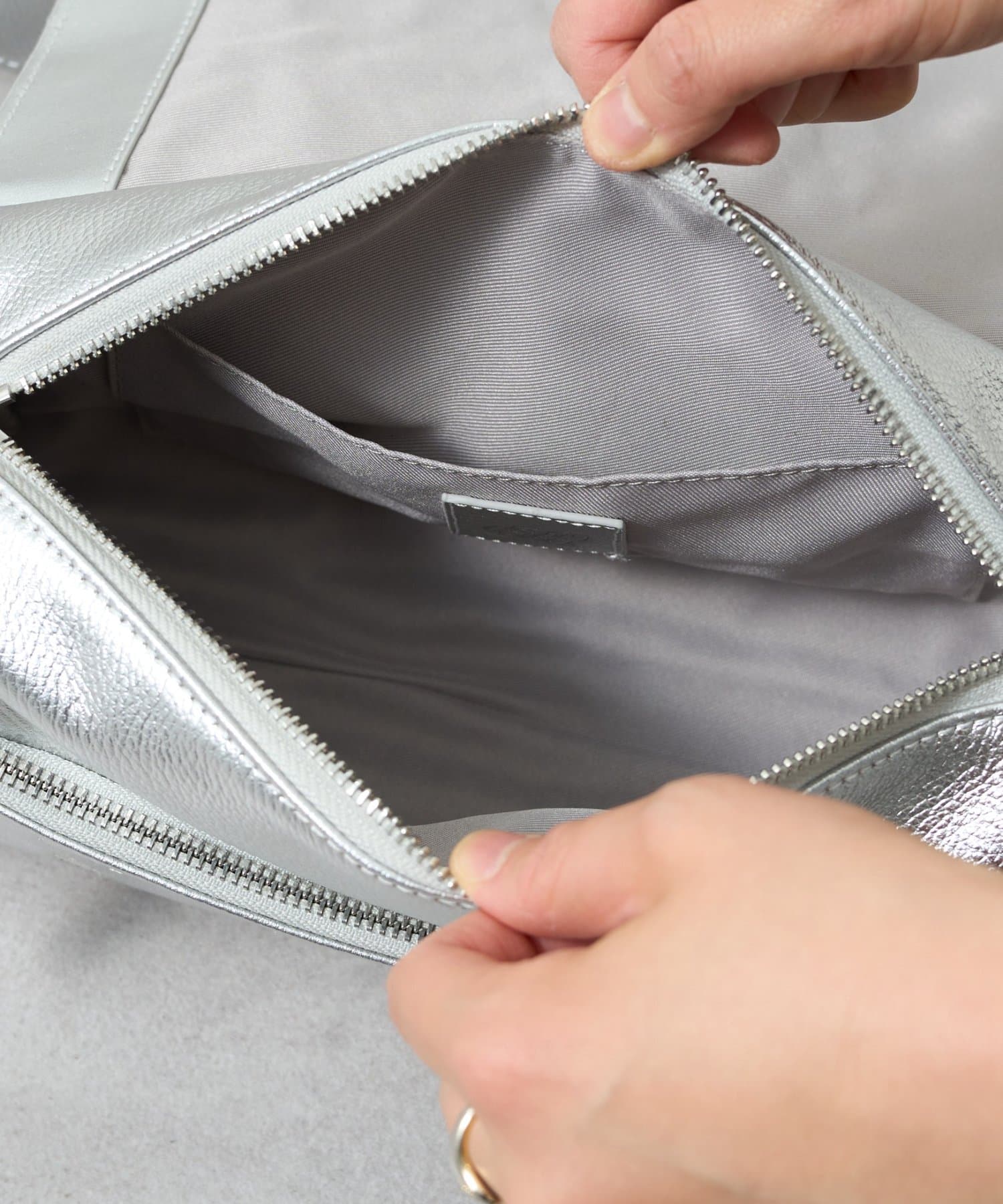 BEARDSLEY(ビアズリー) ドットボディバッグ