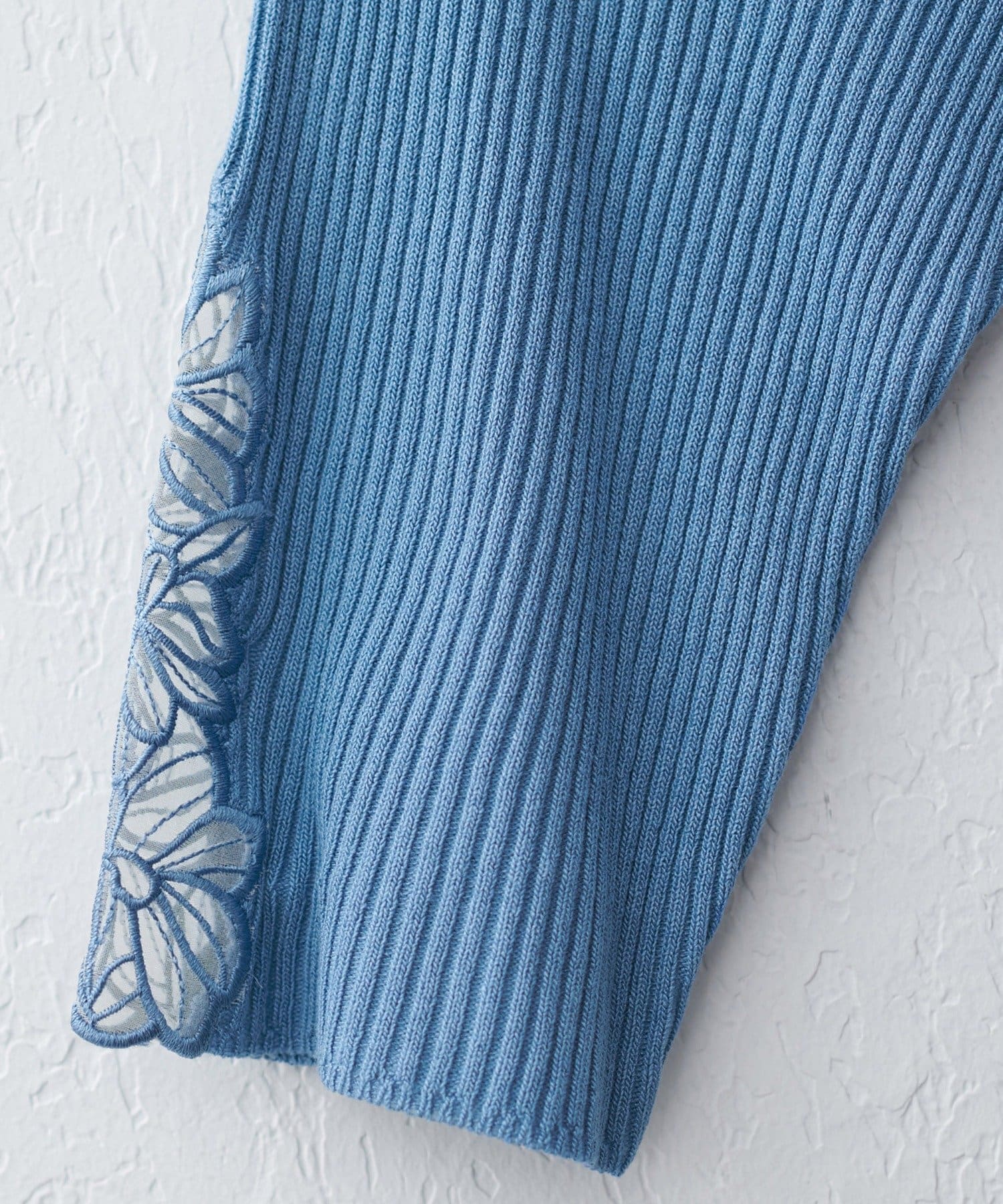 NICE CLAUP / OLIVE des OLIVE OUTLET(ナイスクラップ  / オリーブ デ オリーブ アウトレット) 【natural couture】袖口フラワー刺繍リブニット