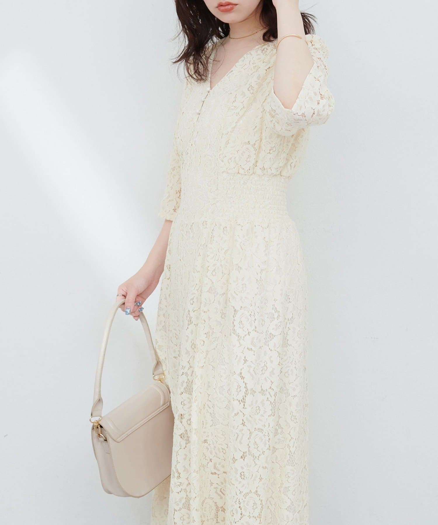 【2025SS natural couture】上品見えする大人レースワンピース■ デザイ ンナチュラルクチュールで人気の花柄レースが入ったキレイめワンピース。Vネックで首元はすっきり見え、ウエスト部