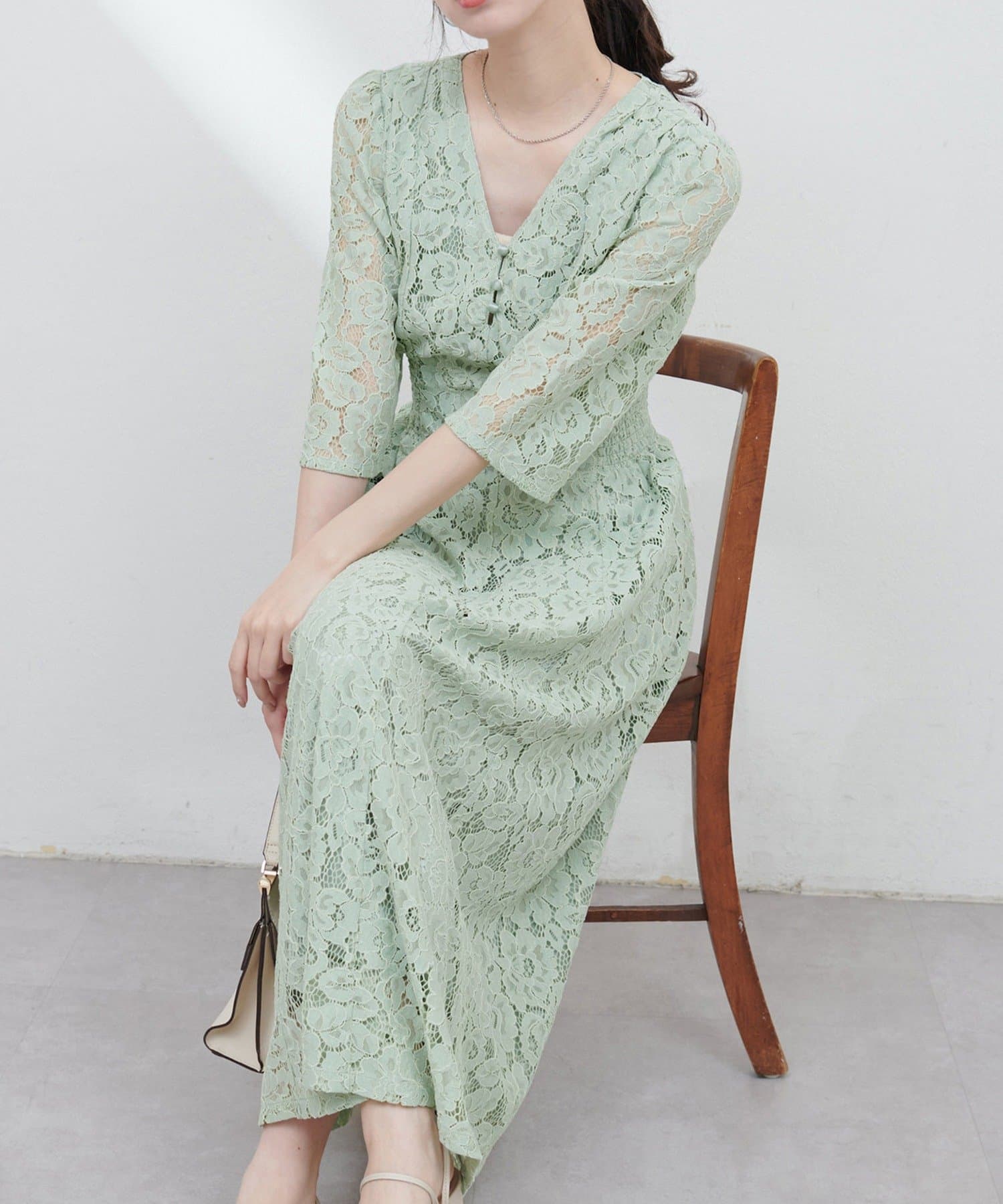【2025SS natural couture】上品見えする大人レースワンピース■ デザイ ンナチュラルクチュールで人気の花柄レースが入ったキレイめワンピース。Vネックで首元はすっきり見え、ウエスト部