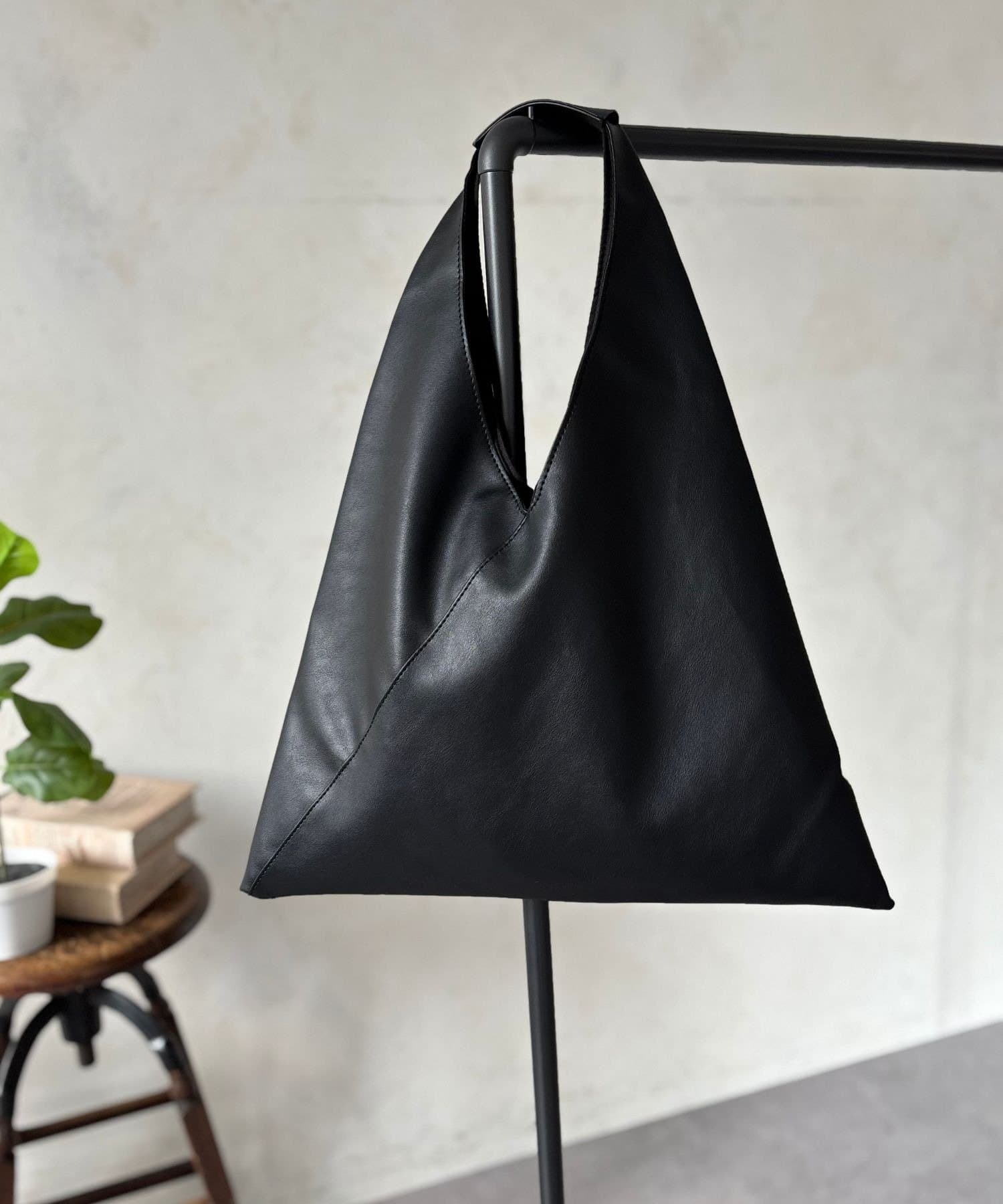 LOCUST(ローカスト) 【軽量＆大容量 】サンカクトート