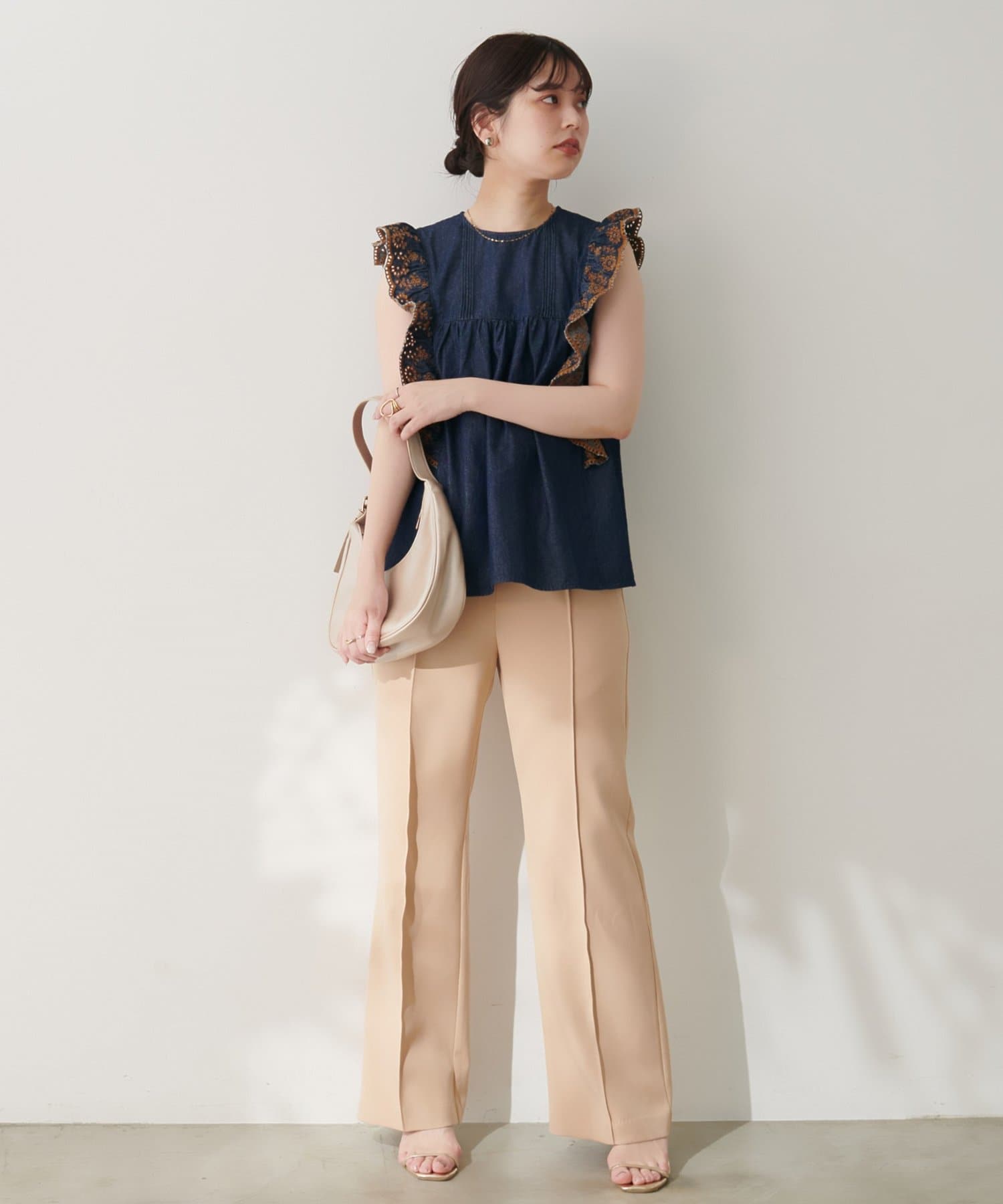 natural couture(ナチュラルクチュール) 【WEB限定】デニム刺繍フリルブラウス