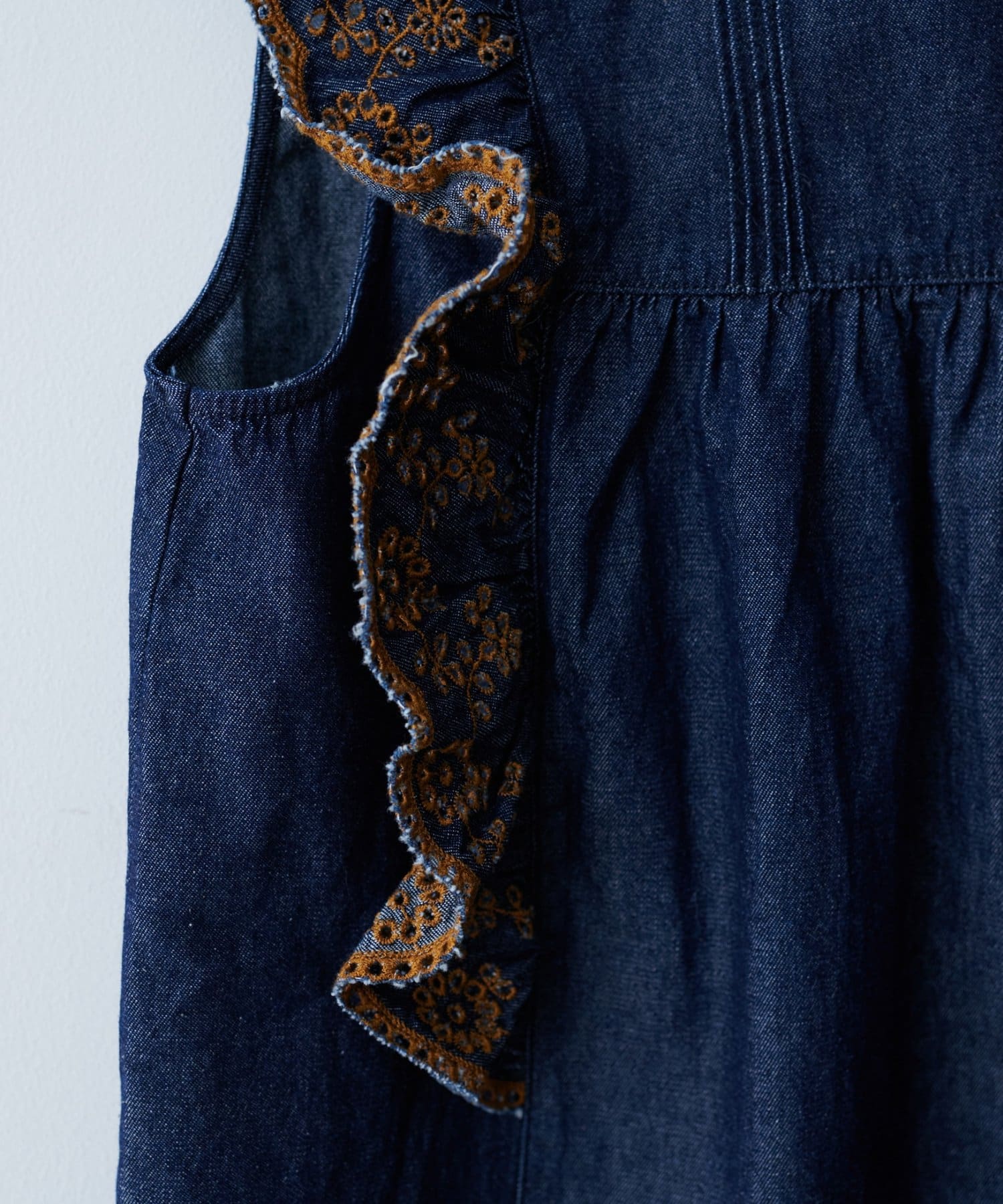 natural couture(ナチュラルクチュール) 【WEB限定】デニム刺繍フリルブラウス