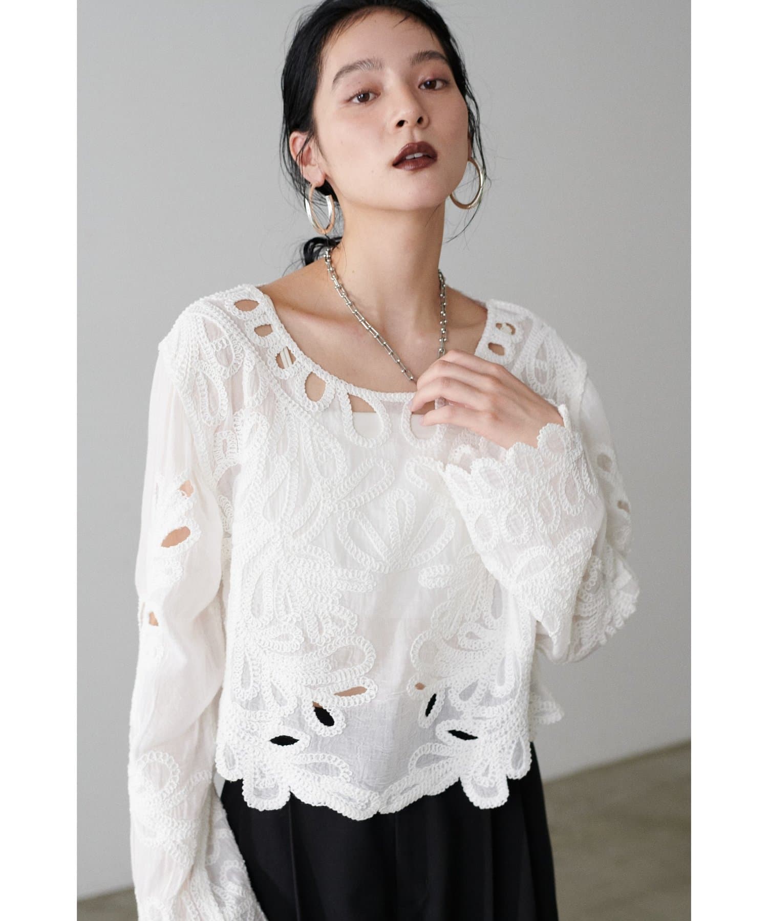 【2025AW LARUTA】コード刺繍シアートップス■Design　軽やかな透け感と繊細な刺繍が、大人の女性らしさを引き立てるトップス。程よくゆとりのあるサイジングが女性らしいシルエットを生み出し、