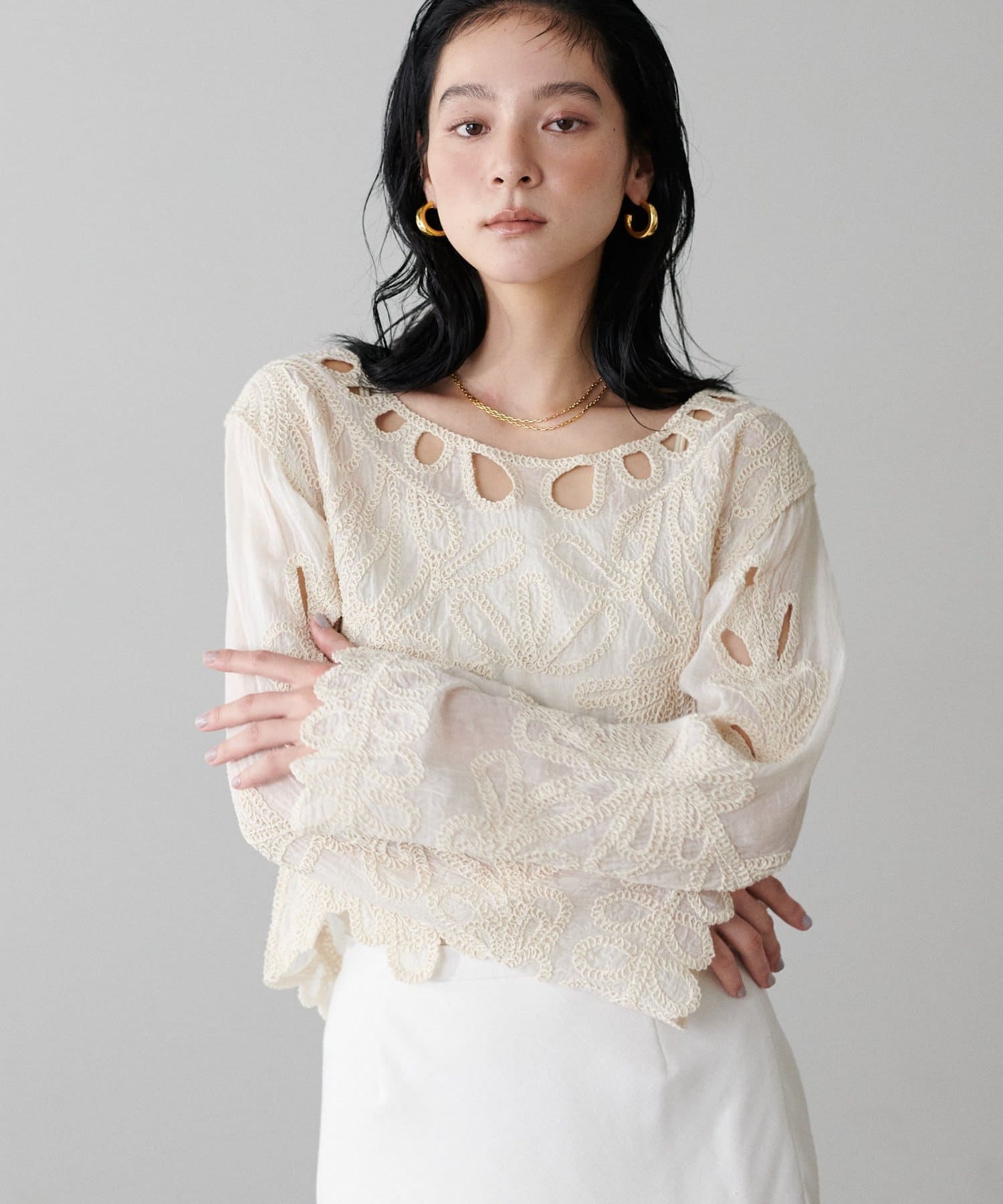 【2025AW LARUTA】コード刺繍シアートップス■Design　軽やかな透け感と繊細な刺繍が、大人の女性らしさを引き立てるトップス。程よくゆとりのあるサイジングが女性らしいシルエットを生み出し、