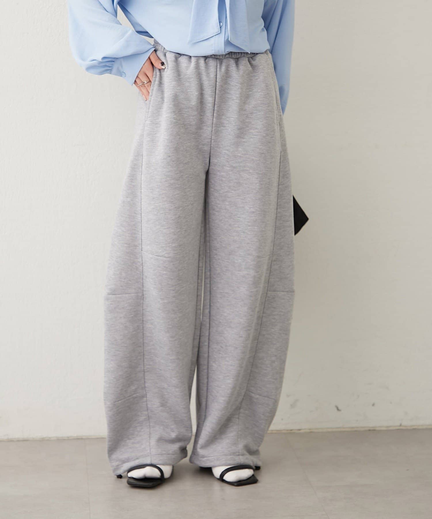 こなれ感ある、カーブシルエットスウェットパンツ | Remind me