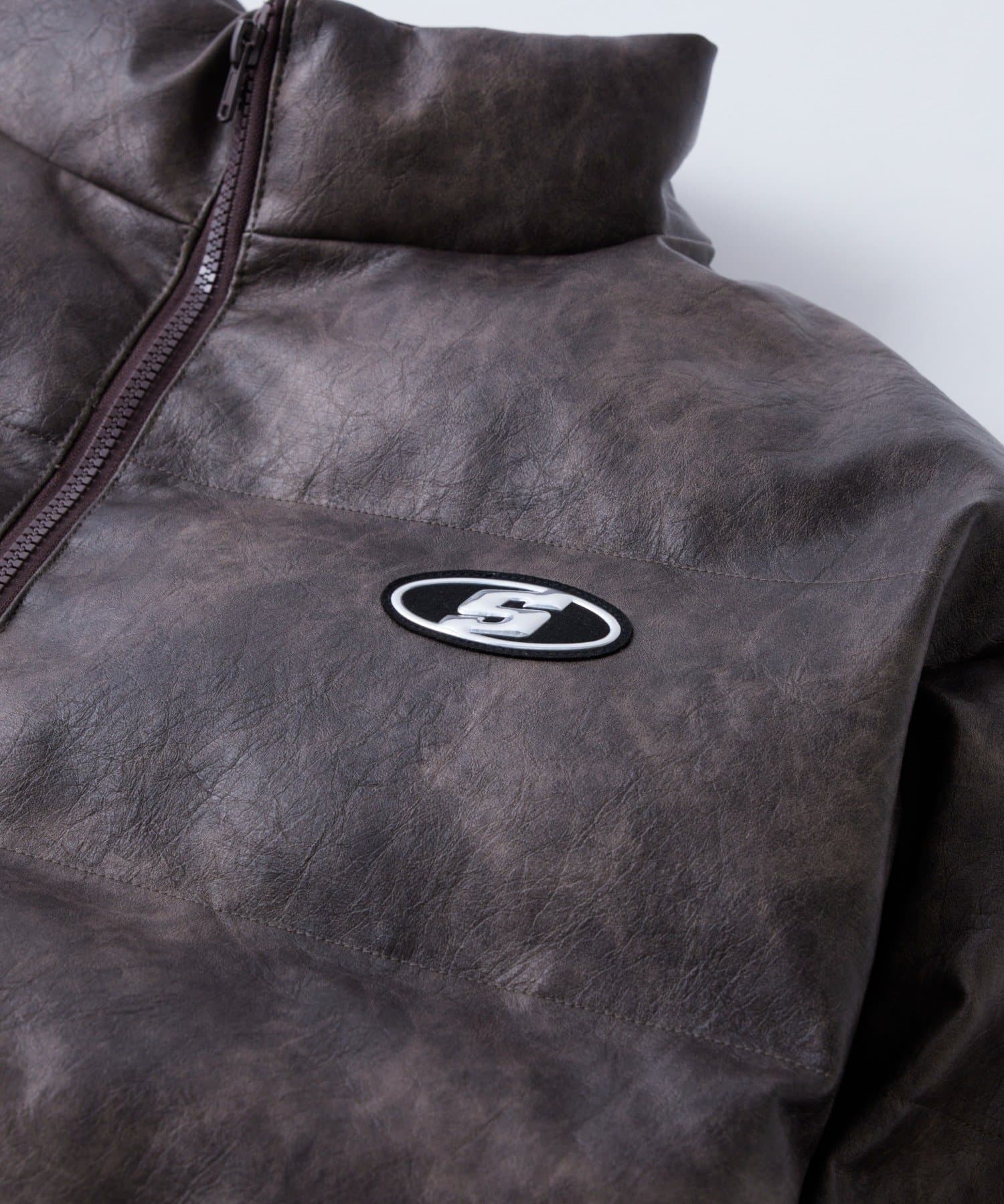 WHO’S WHO gallery(フーズフーギャラリー) 【UNISEX/サイズ展開あり】Sロゴヴィンテージライク中綿レザーブルゾン