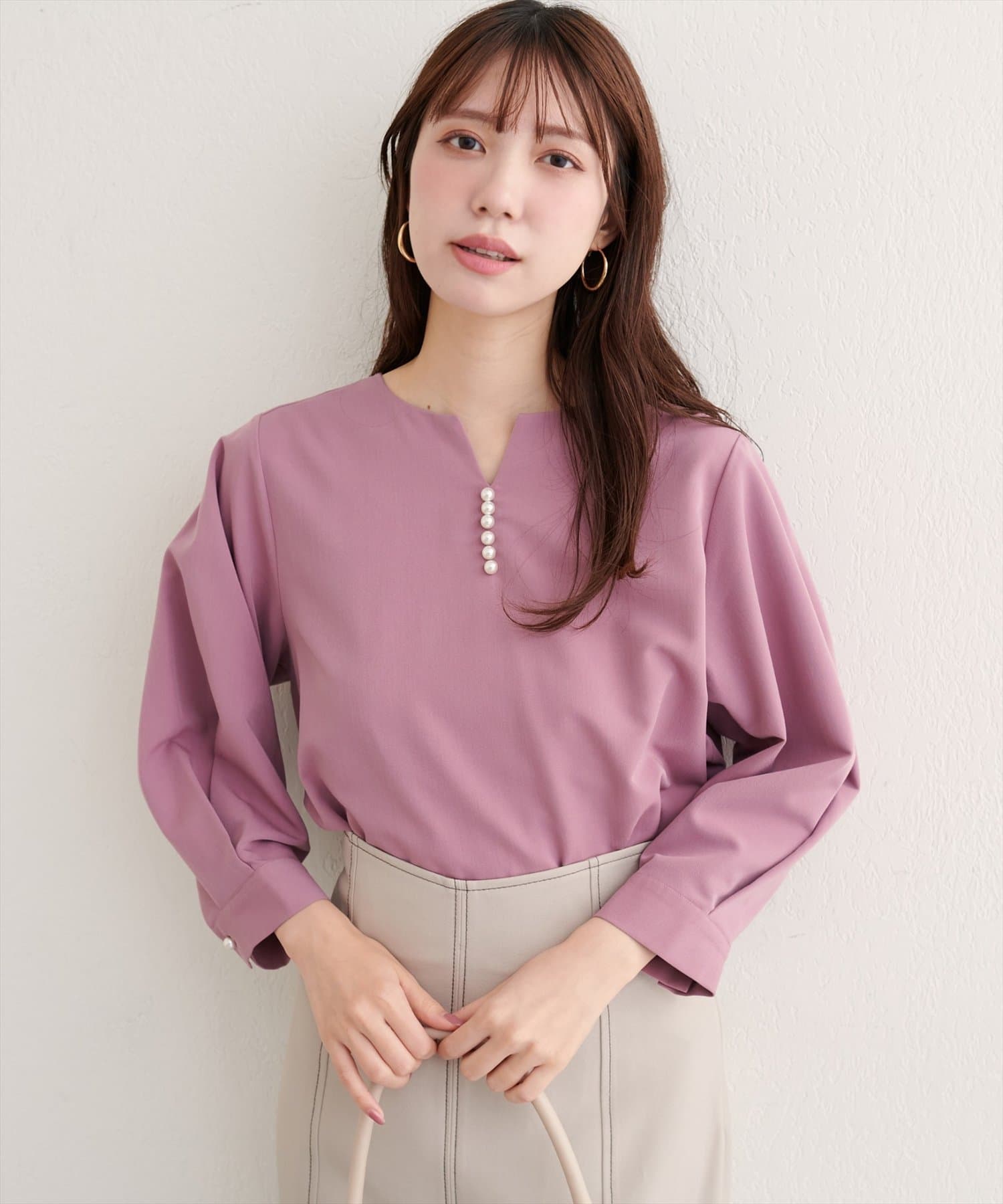 natural couture(ナチュラルクチュール) 【WEB限定】パール付きスキッパーブラウス