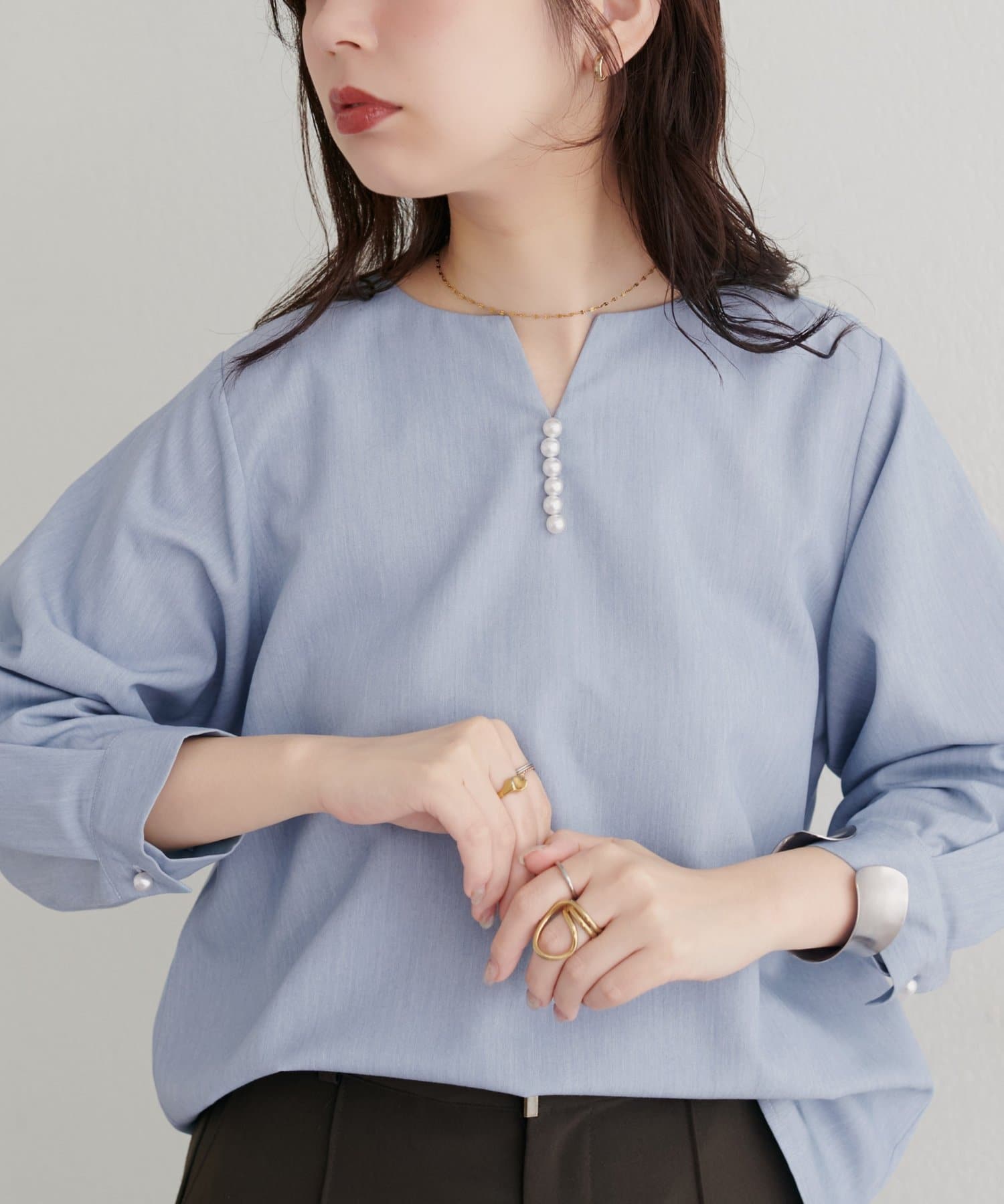 natural couture(ナチュラルクチュール) 【WEB限定】パール付きスキッパーブラウス