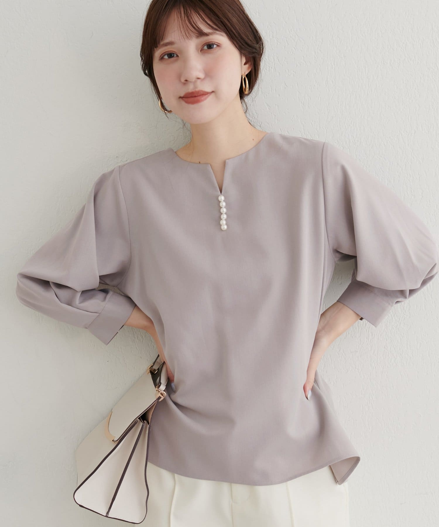 natural couture(ナチュラルクチュール) 【WEB限定】パール付きスキッパーブラウス