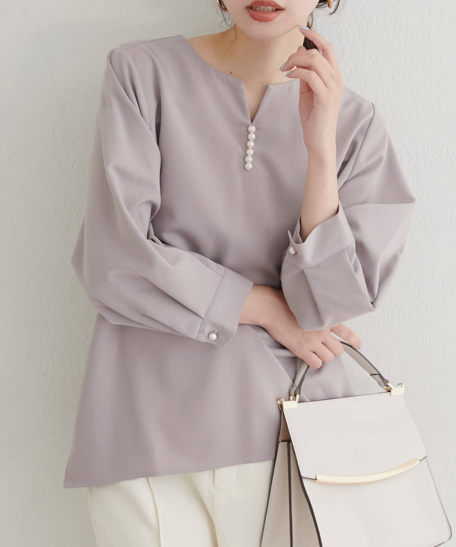 natural couture(ナチュラルクチュール) 【WEB限定】パール付きスキッパーブラウス