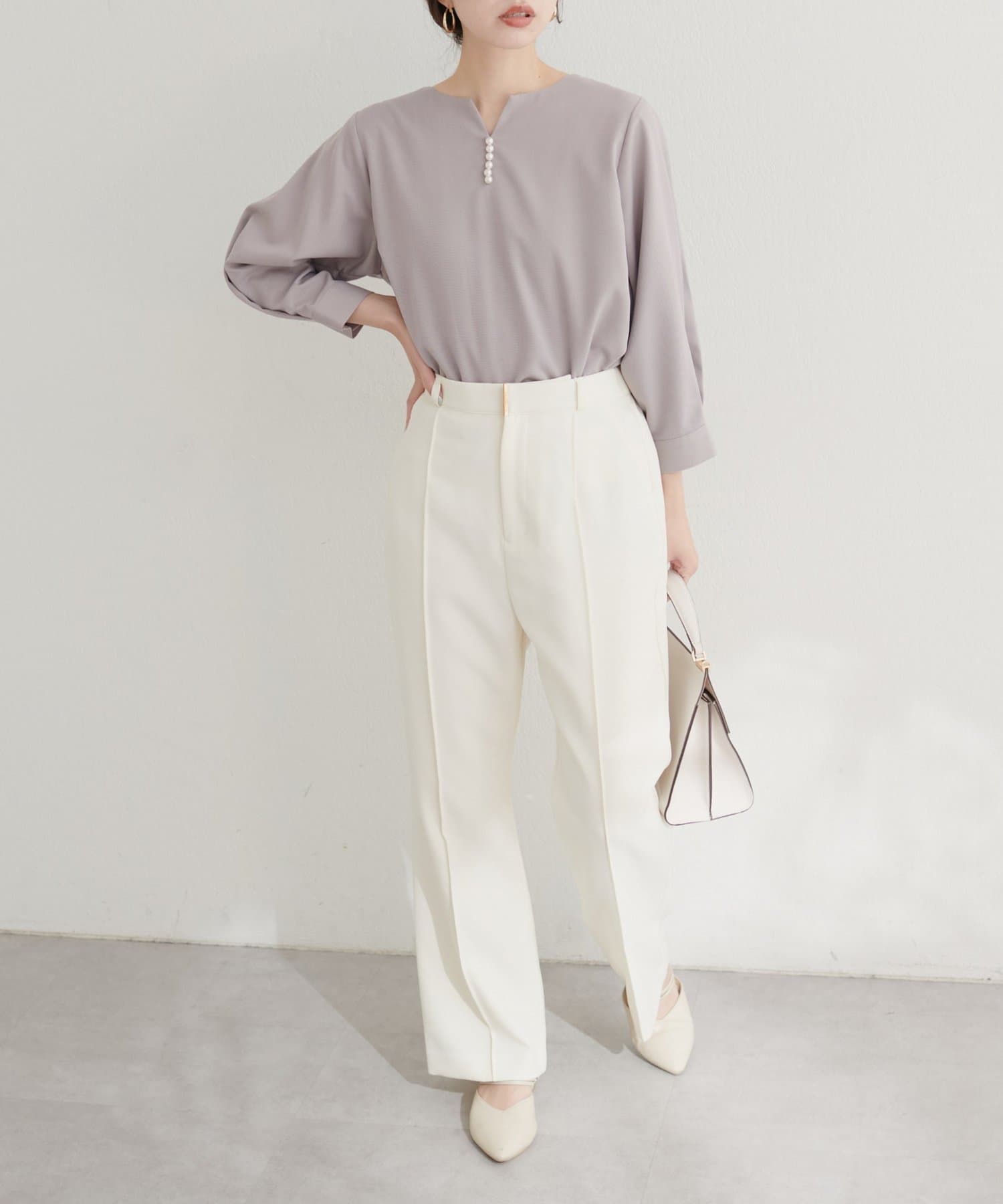 natural couture(ナチュラルクチュール) 【WEB限定】パール付きスキッパーブラウス