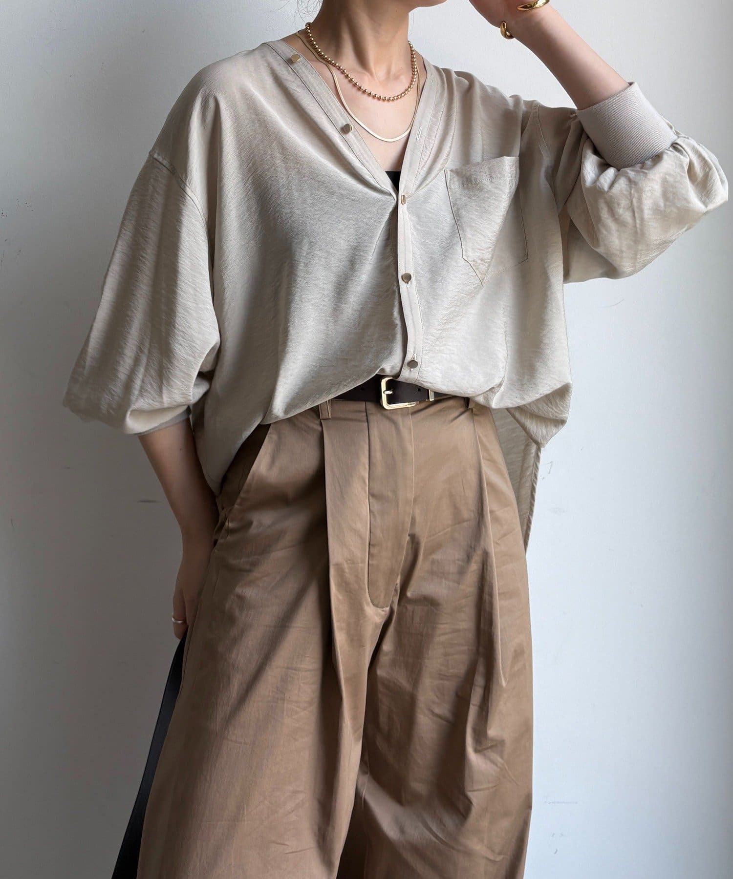 【美品】DOUDOU GOLDボタンVVシャツ 新色追加】GOLDボタンVVシャツ（シャツ/ブラウス）｜DouDou