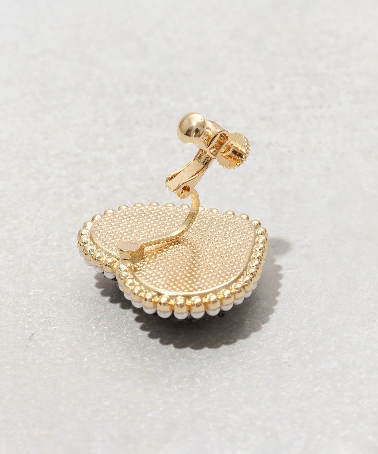 3COINS(スリーコインズ) カコミパールハートイヤリング