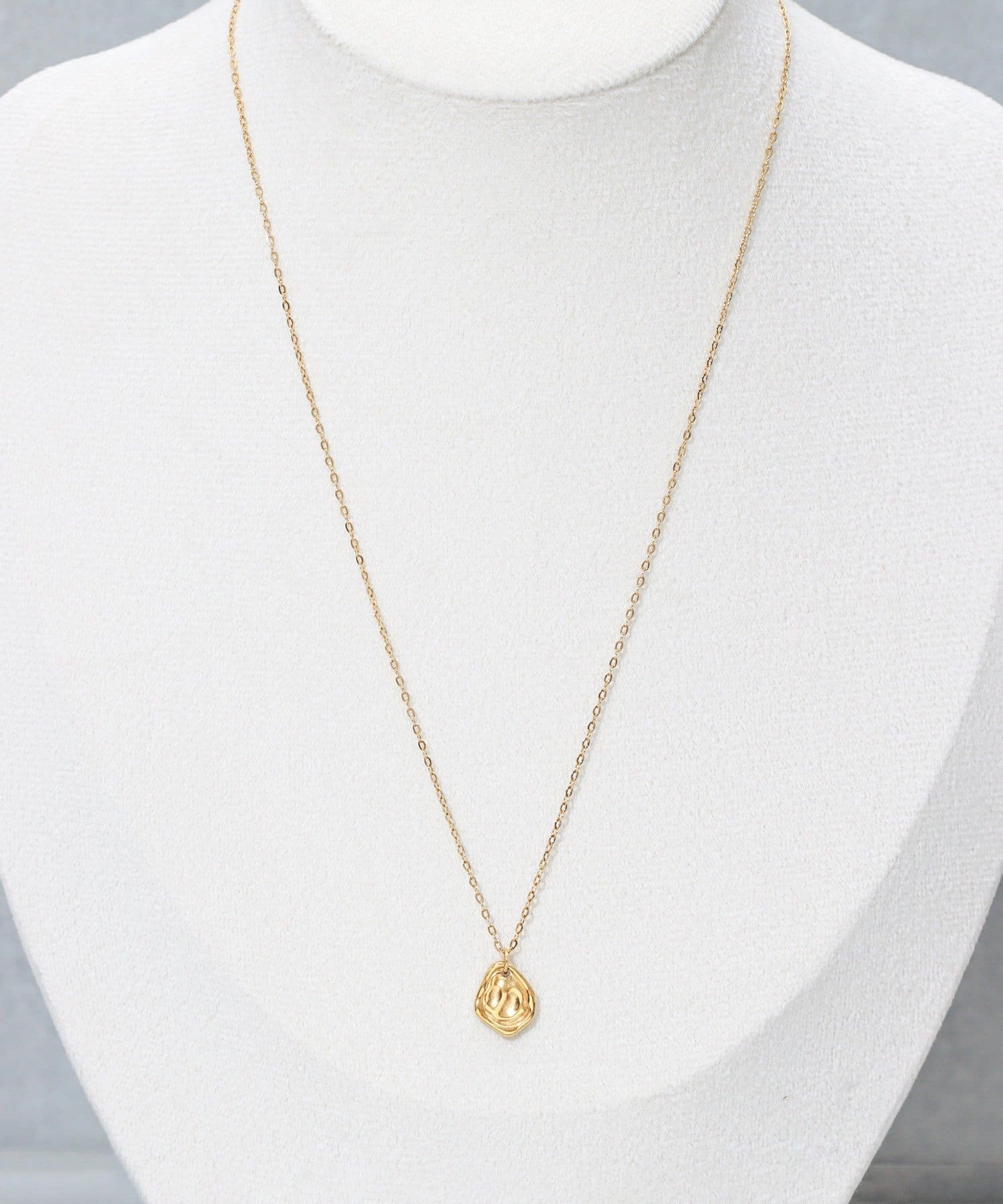 3COINS(スリーコインズ) ステンレスイビツメタルプレートショートネックレス