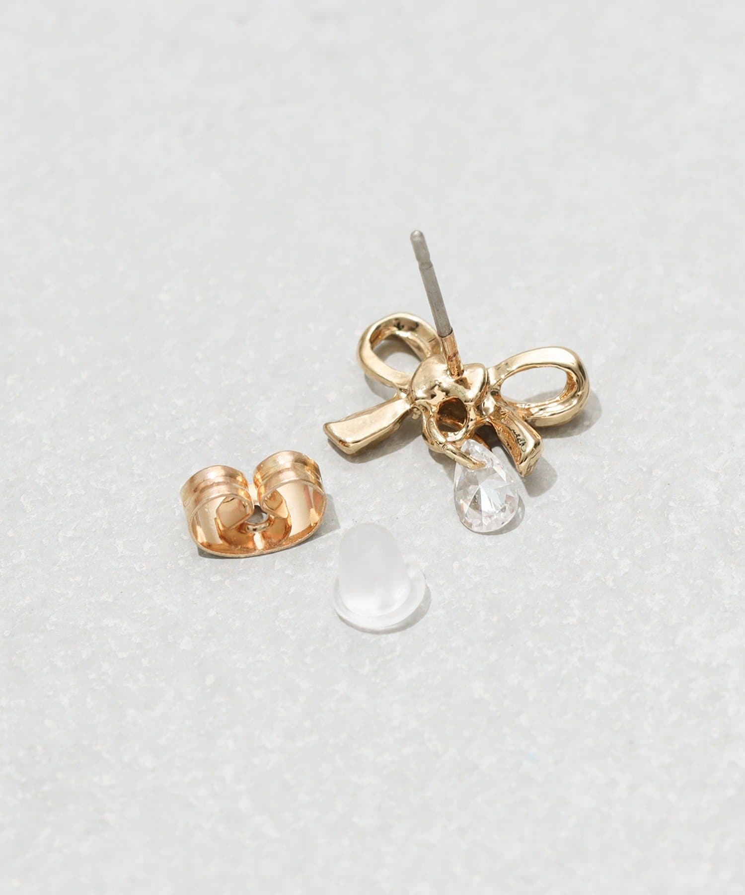 3COINS(スリーコインズ) ドロップガラス付リボンピアス