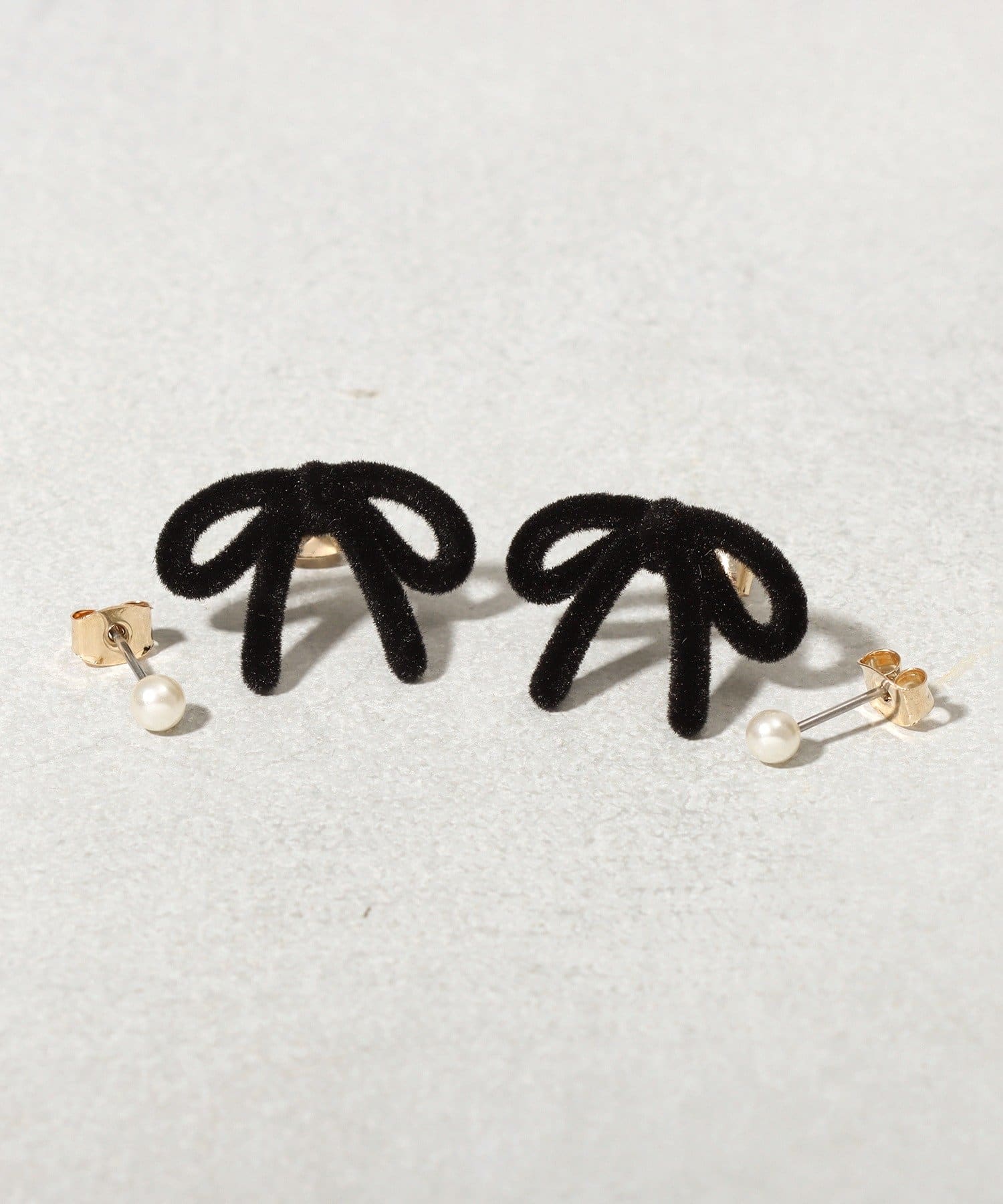 3COINS(スリーコインズ) パールフロッキーリボンピアス4個セット
