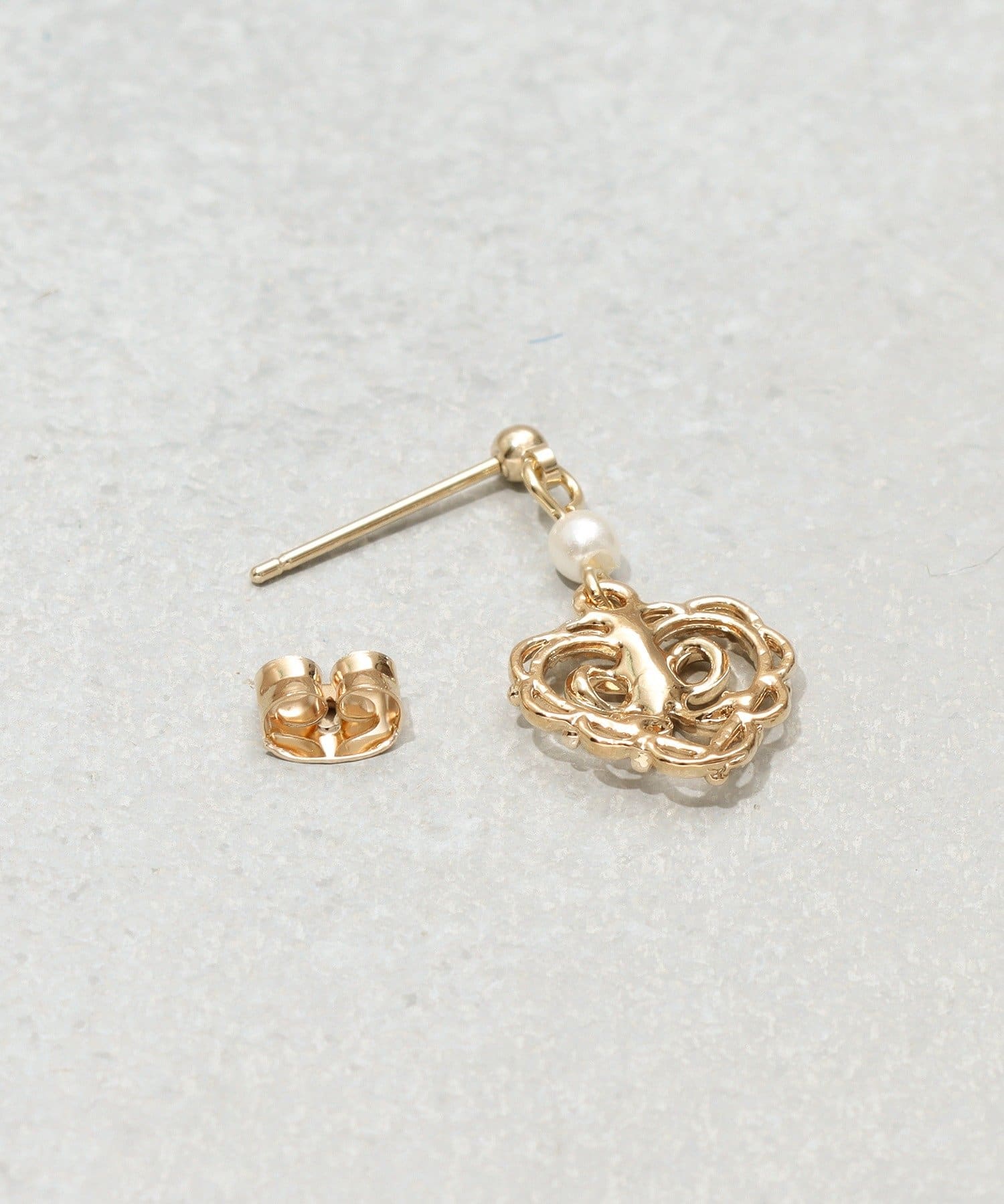 3COINS(スリーコインズ) リボンインハートピアス