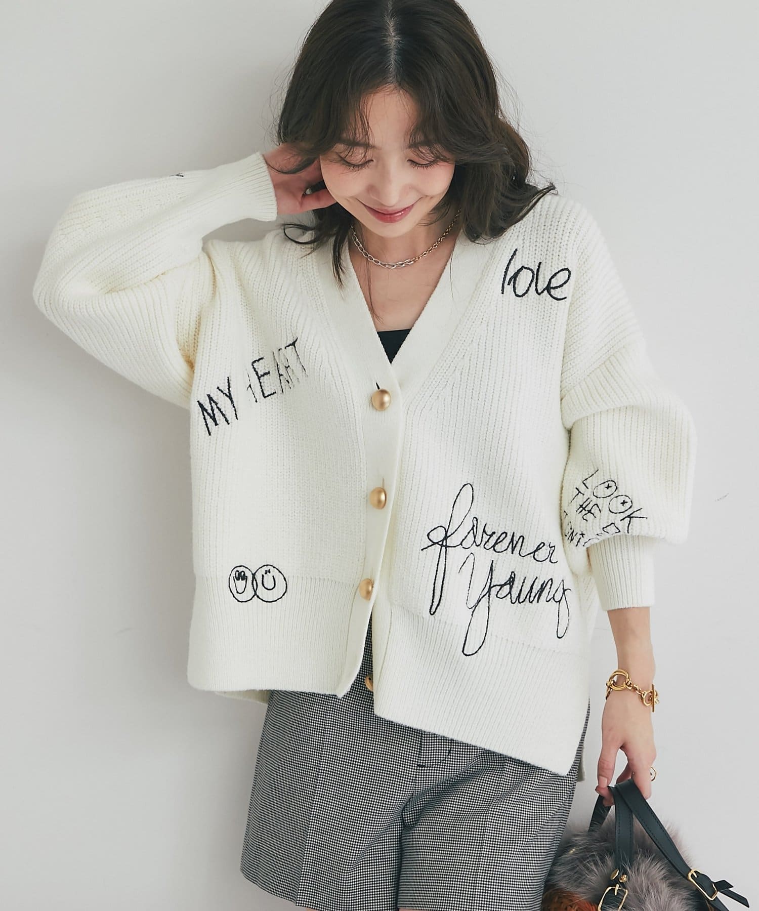 La boutique BonBon(ラブティックボンボン) 【大人の遊び心】手書き風ロゴ刺繍片畦カーディガン