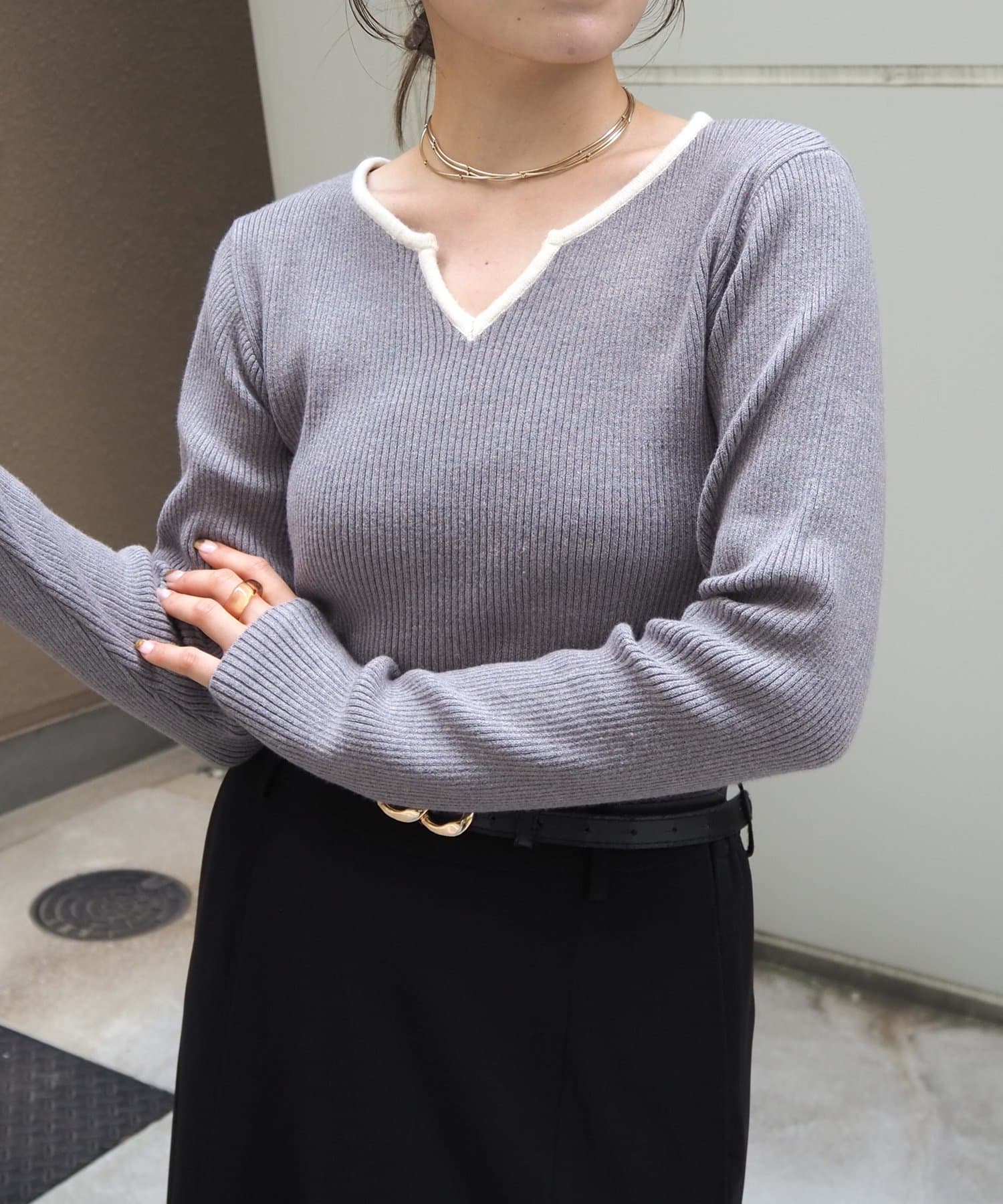 Thevon.(ゼヴォン) バイカラーキーネックリブニット