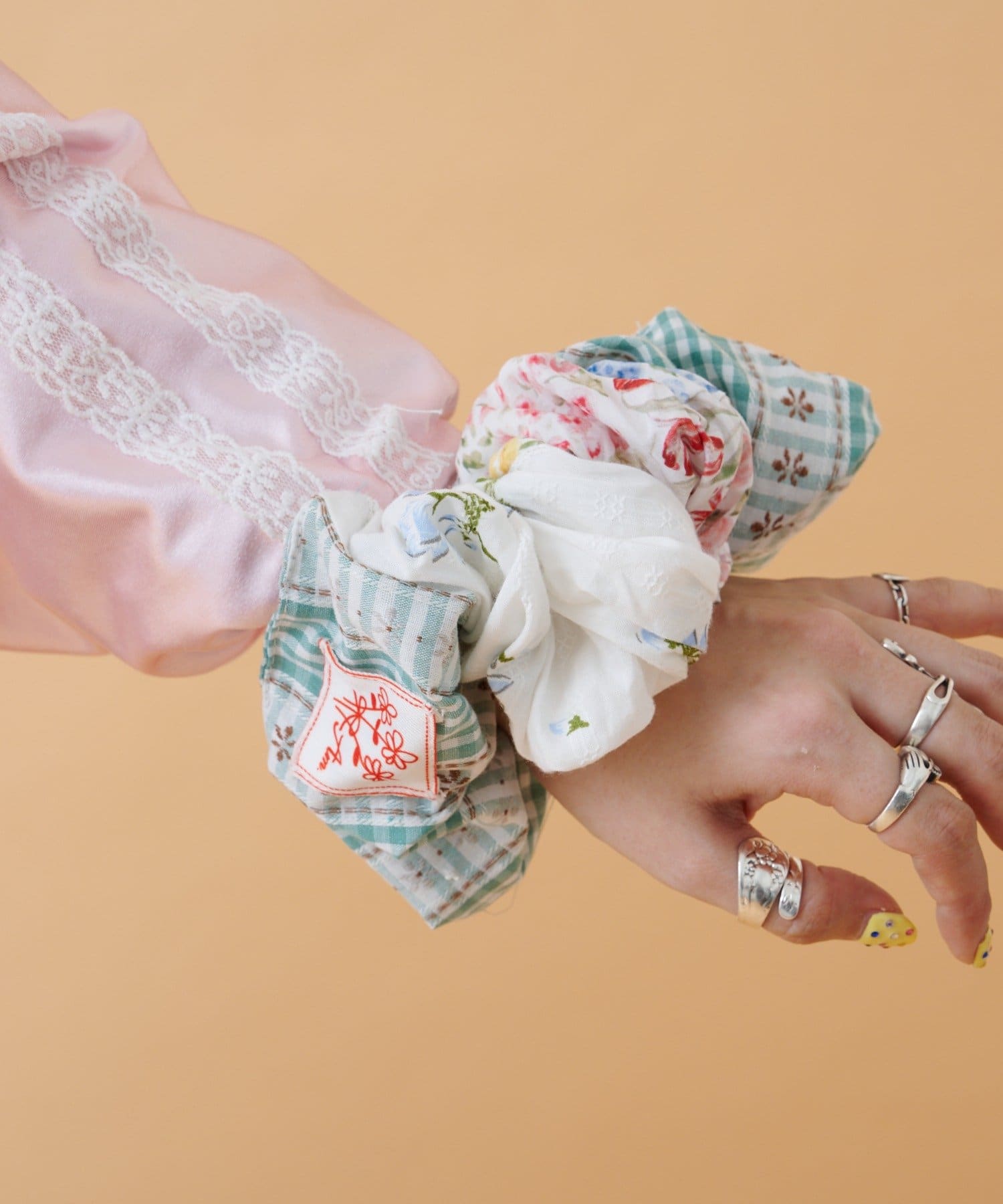 w closet(ダブルクローゼット) 【9/18(木)0:00~販売開始】【あみこ企画】お花パッチワークシュシュ