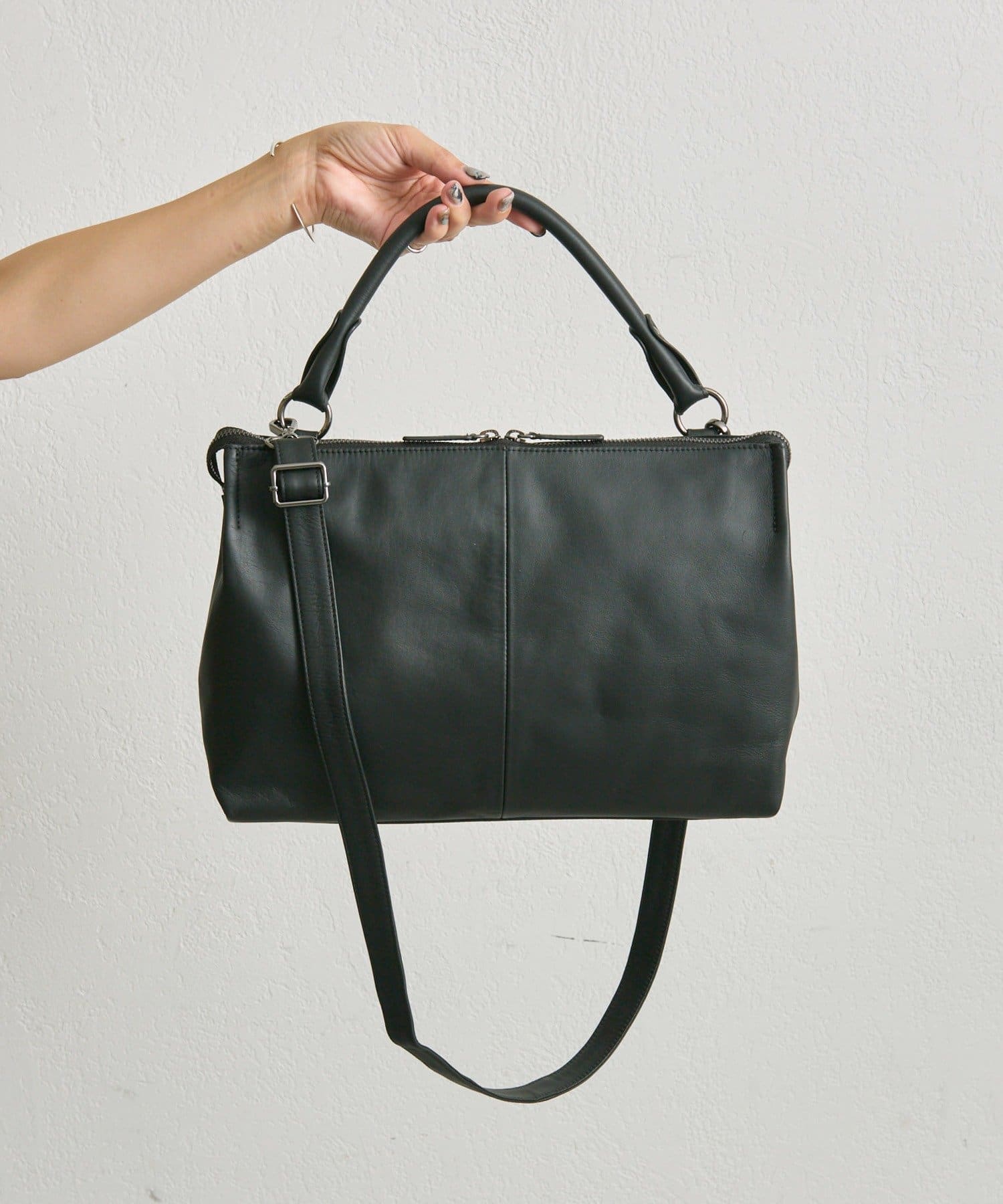 美品 イアパピヨネ ショルダーバッグ 肩掛け 2way 本革 タッセル A4可 美品 イアパピヨネ ショルダーバッグ 肩掛け 2way 本革 タッセル