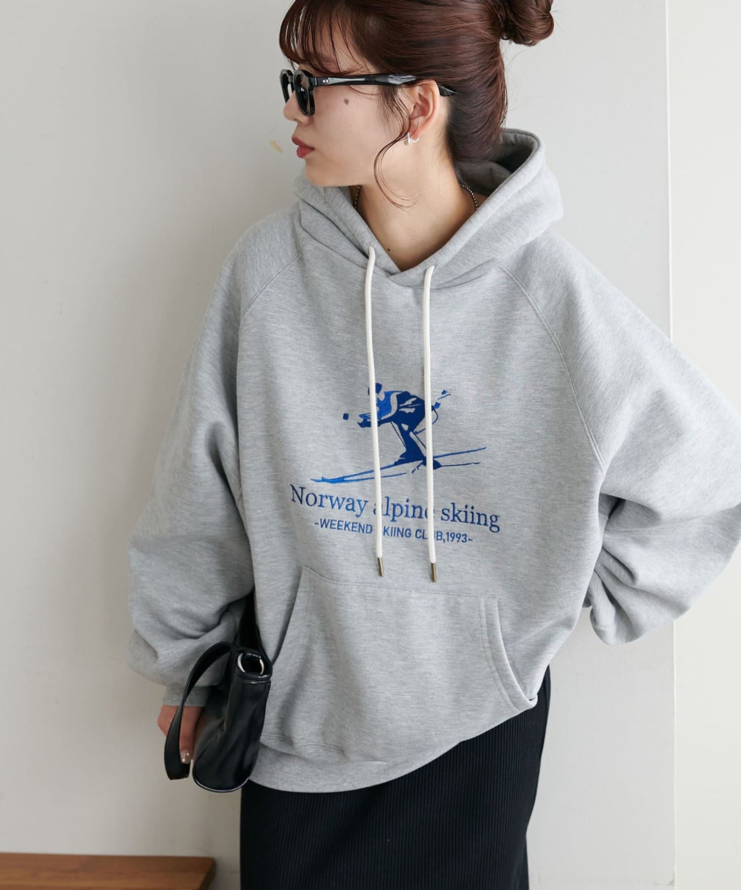 DISCOAT(ディスコート) 【新色追加!/WEB限定】モチーフ刺繍ロゴフードプルオーバー《ユニセックス》