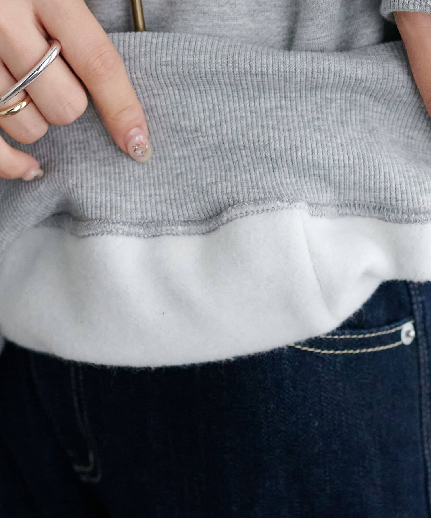 DISCOAT(ディスコート) 【ユニセックス/WEB限定】モチーフ刺繍ロゴフードプルオーバー