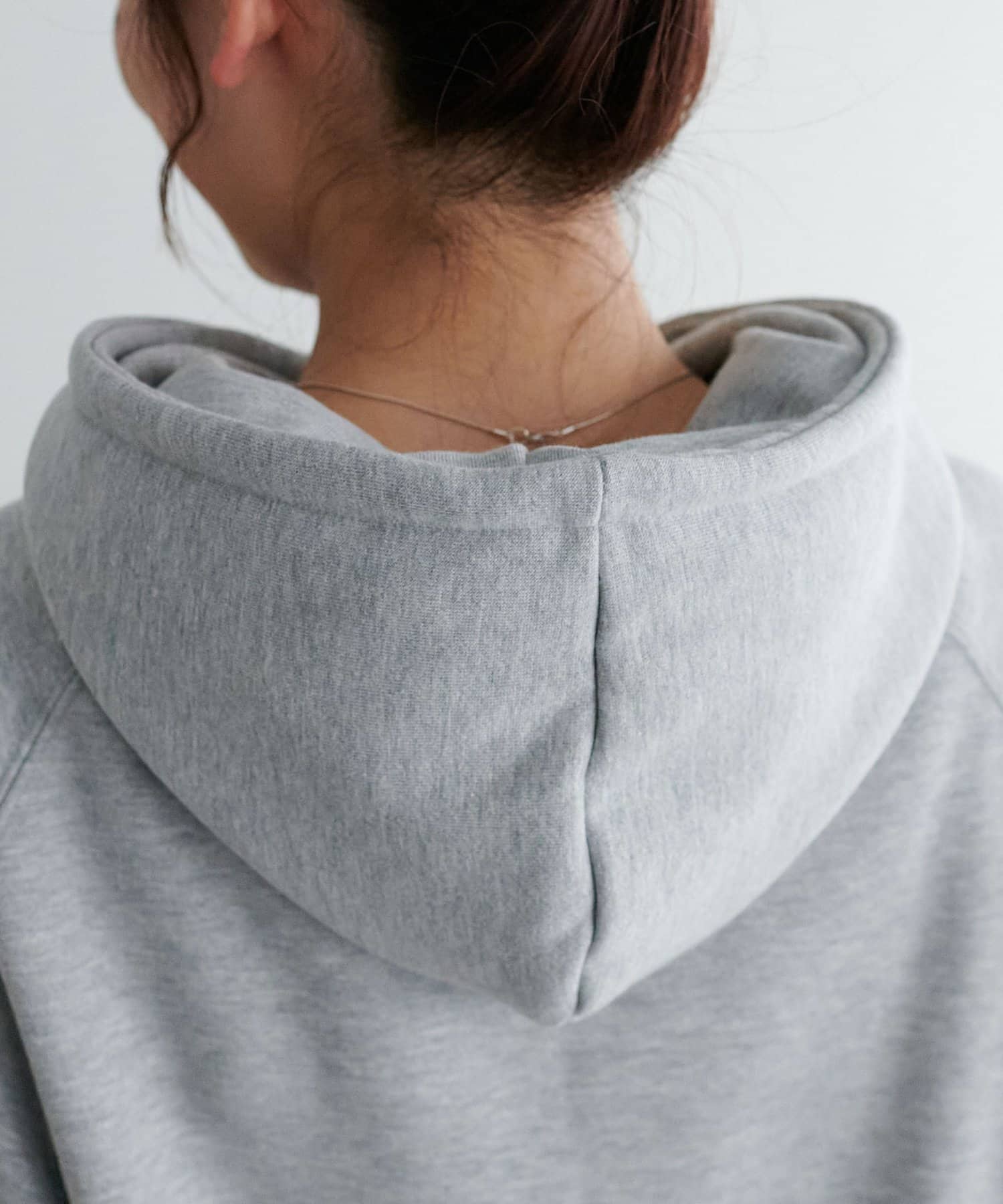 DISCOAT(ディスコート) 【ユニセックス/WEB限定】モチーフ刺繍ロゴフードプルオーバー