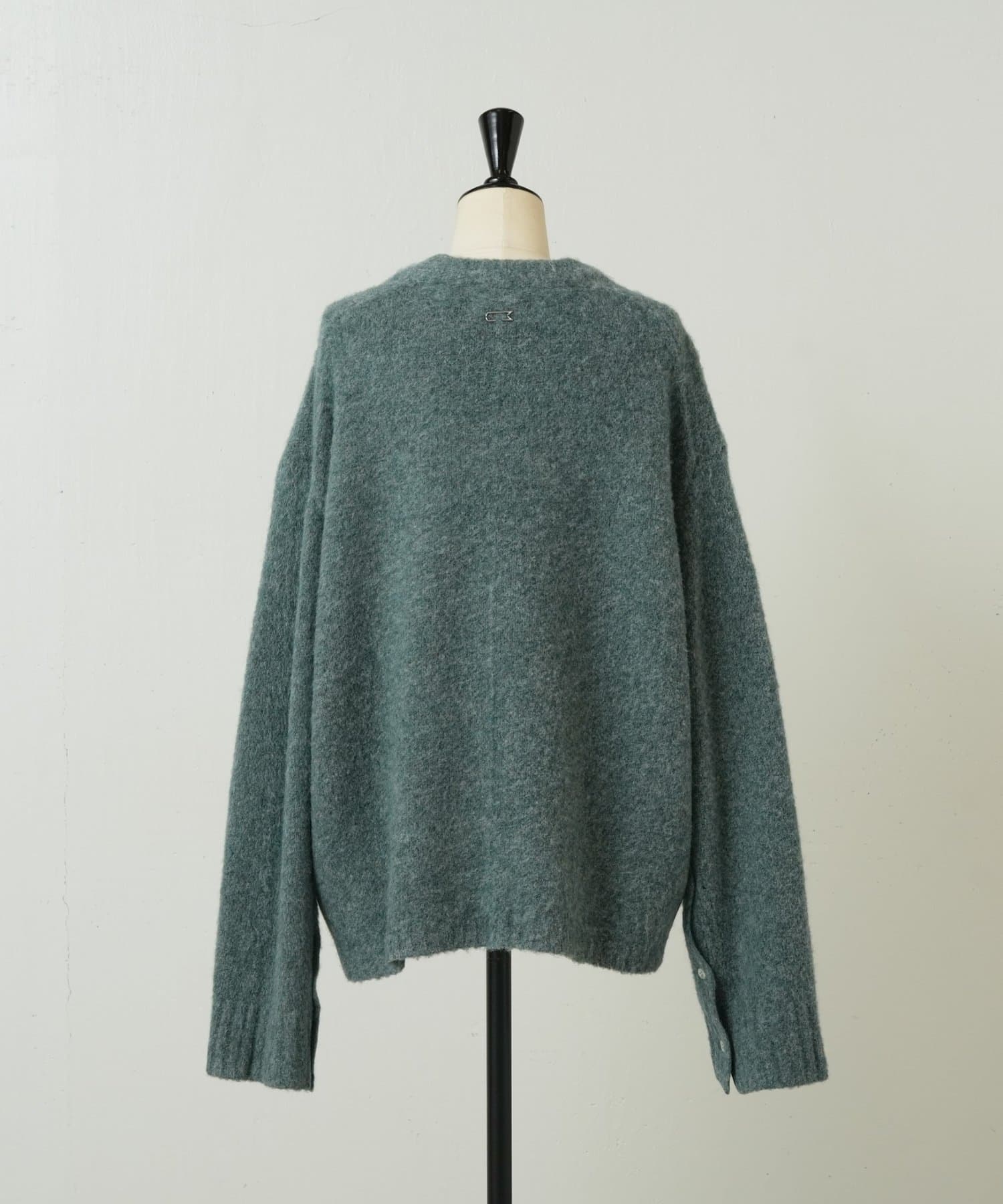 BEARDSLEY(ビアズリー) 《UMARMUNG》2WAYスリーブボタンニット