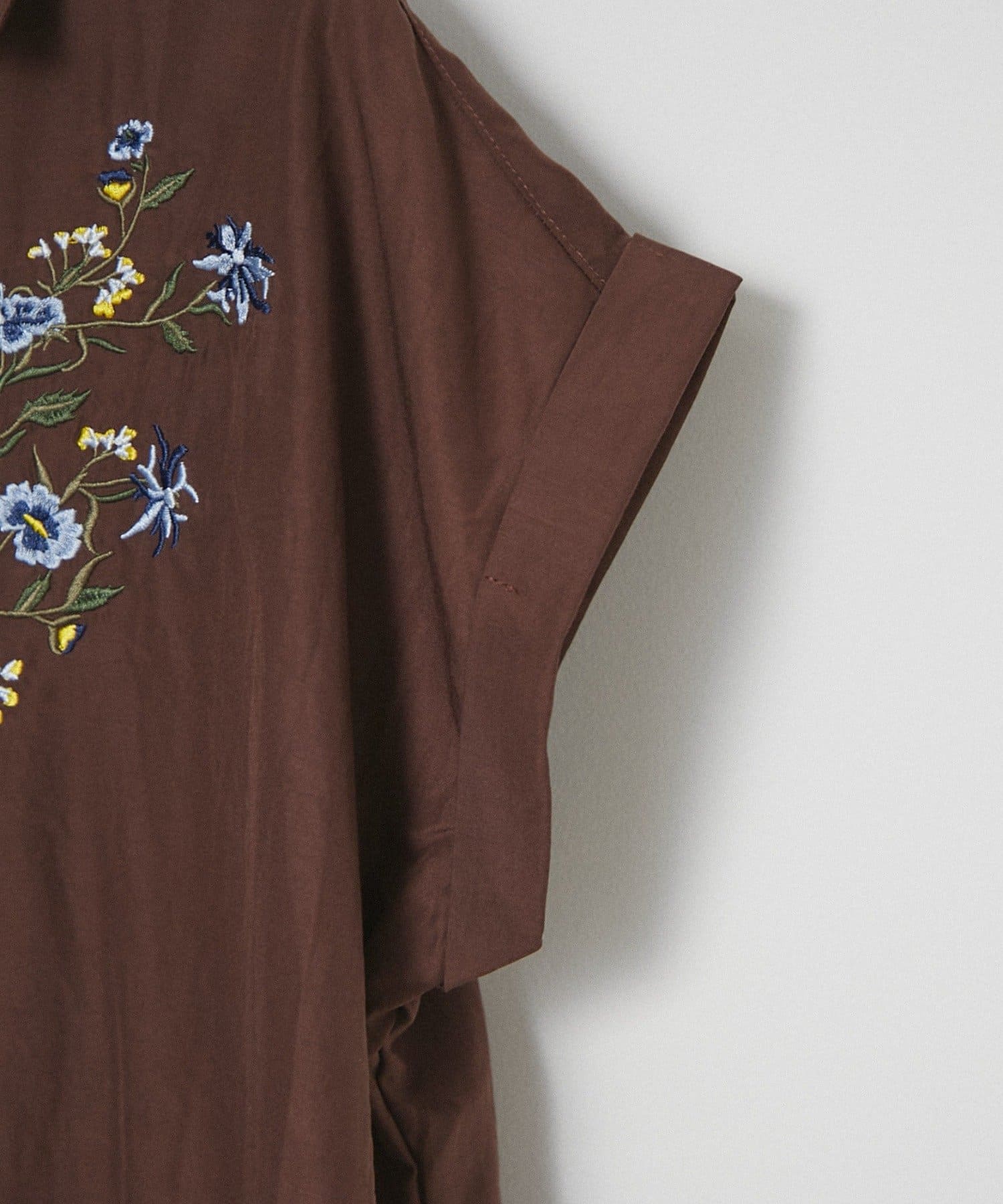 Remind me and forever(リマインドミーアンドフォーエバー) 人気シリーズ！胸刺繍タケノコタックブラウス