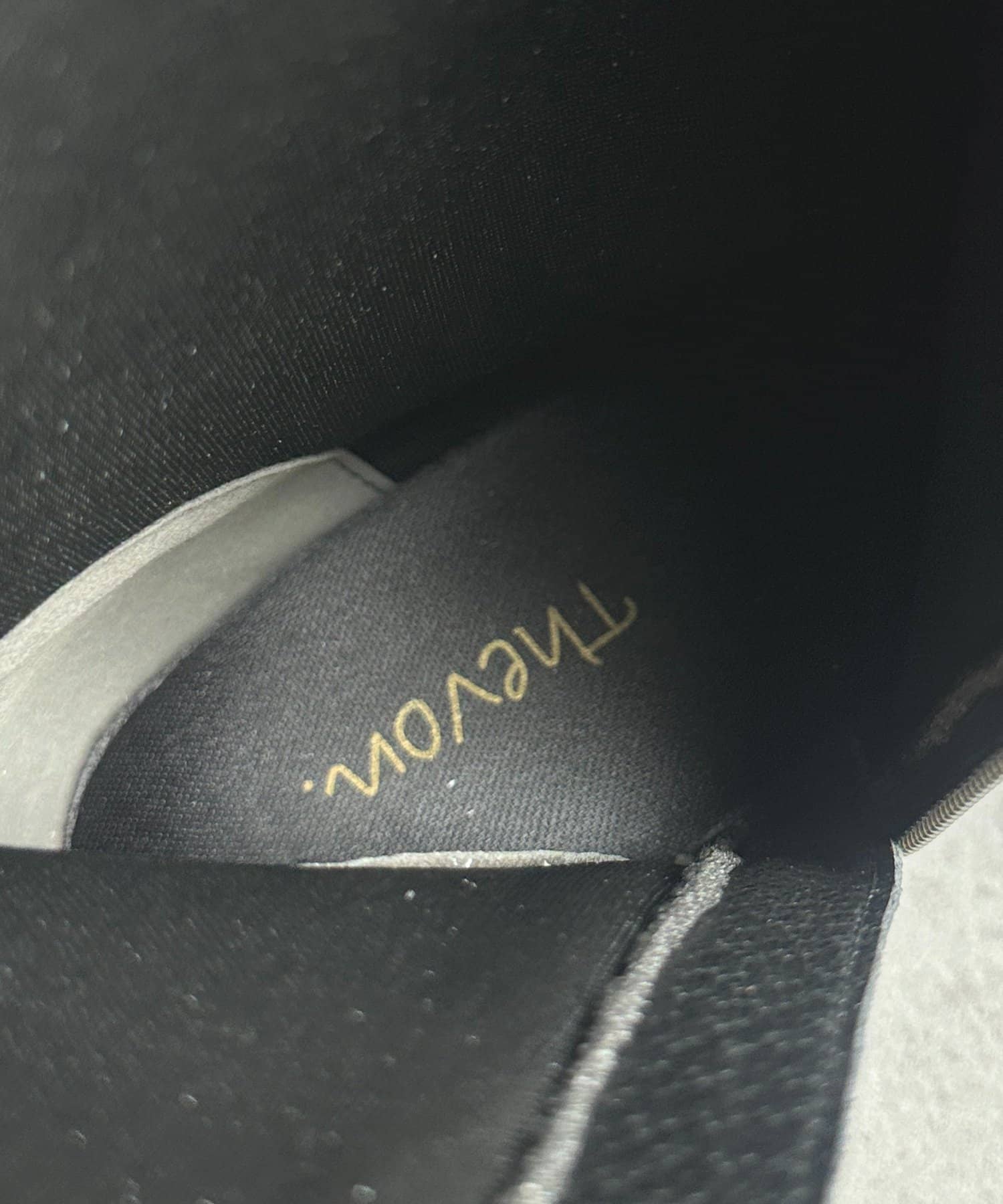 Thevon.(ゼヴォン) ポインテッドヒールブーツ