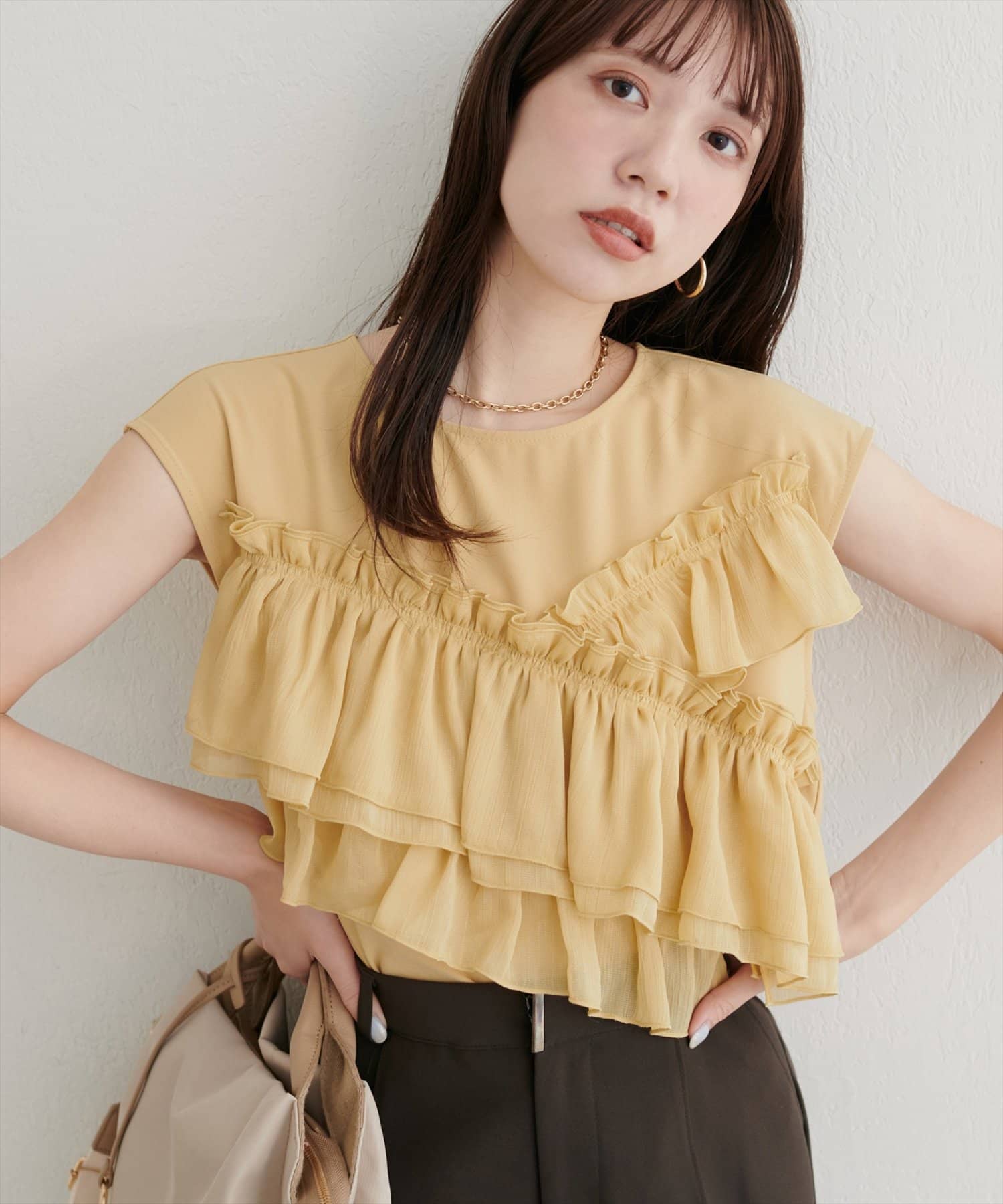 natural couture(ナチュラルクチュール) アシメフリルノースリブラウス