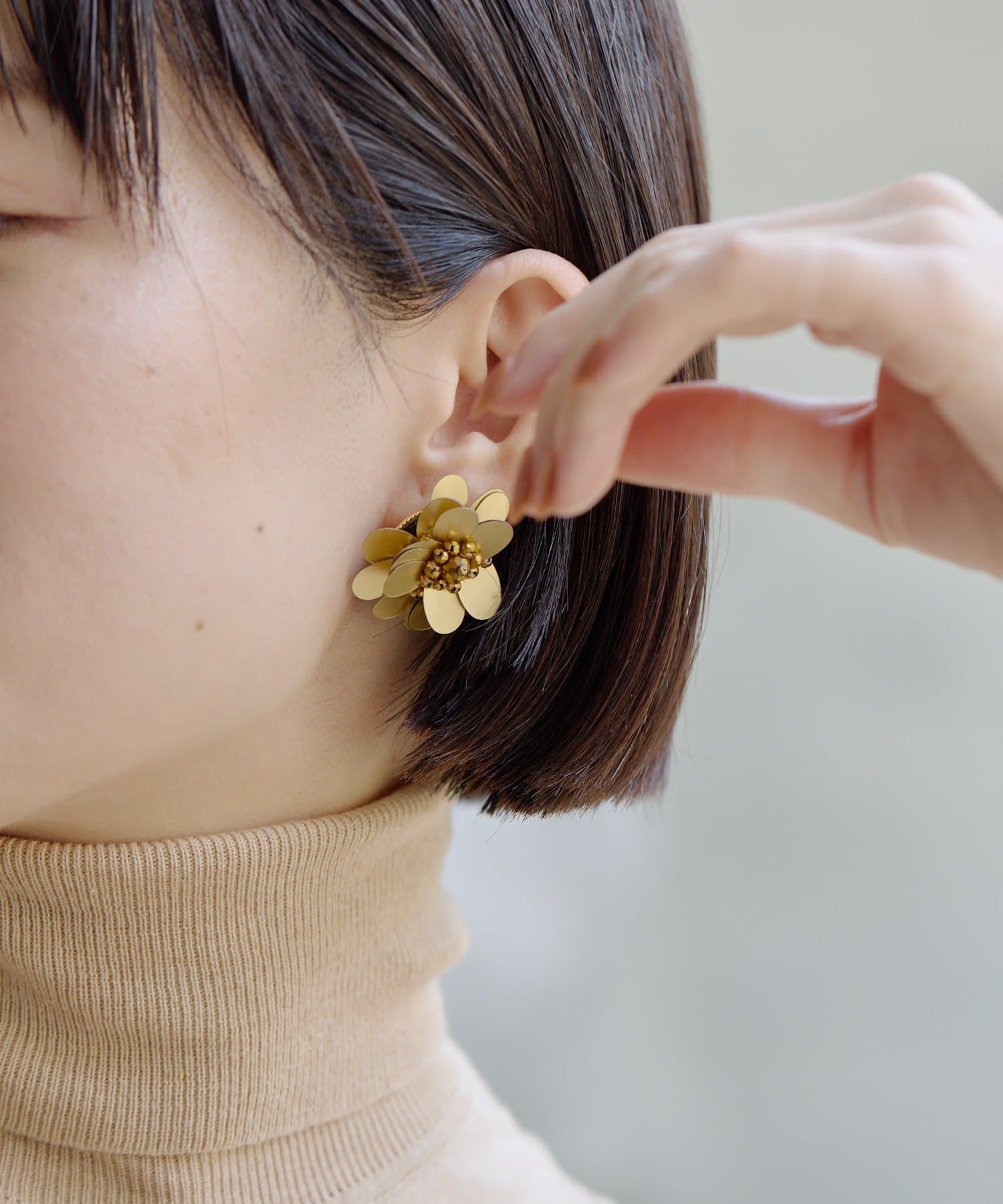 ear PAPILLONNER(イア パピヨネ) スパンコールフラワーピアス
