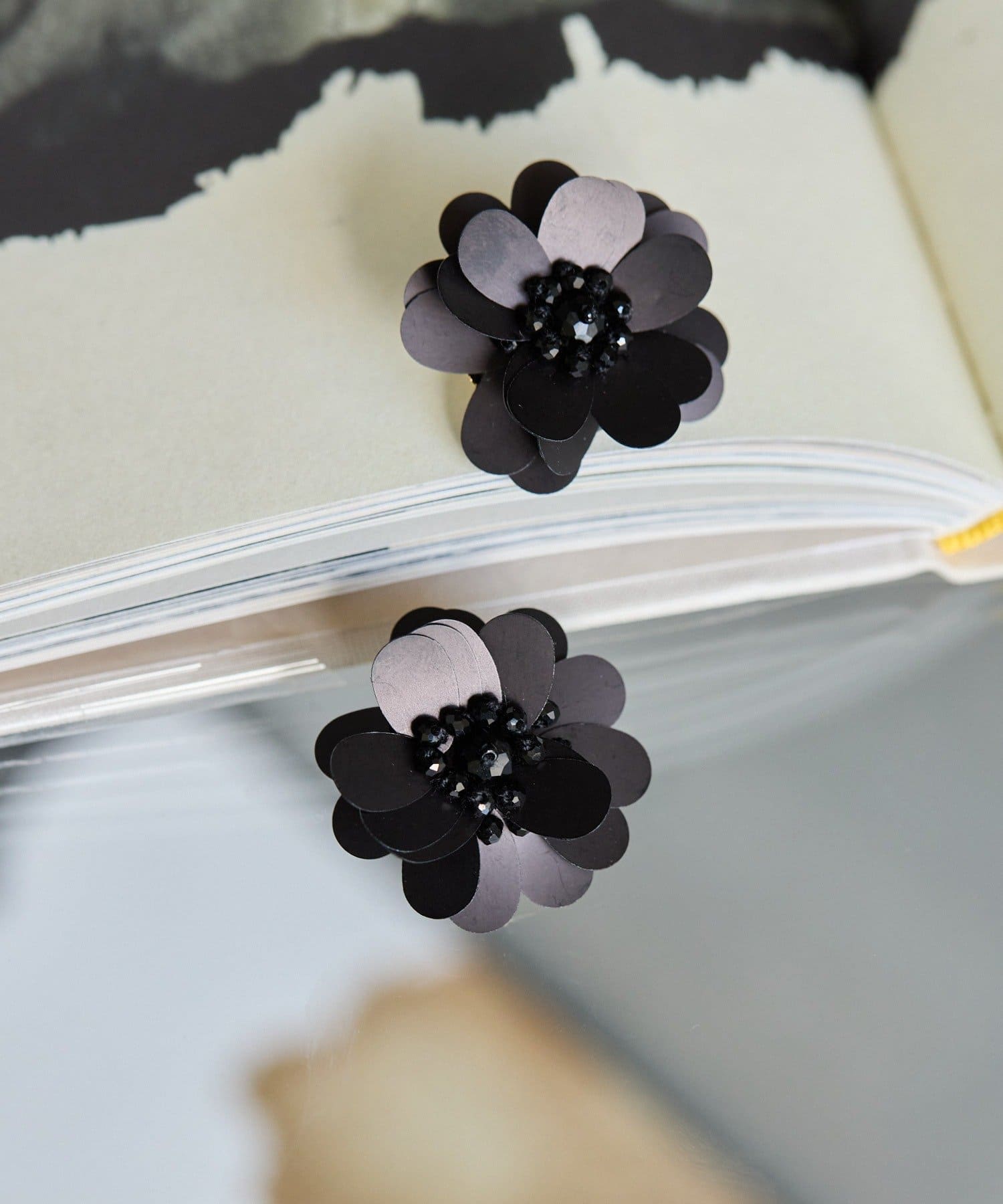 ear PAPILLONNER(イア パピヨネ) スパンコールフラワーピアス