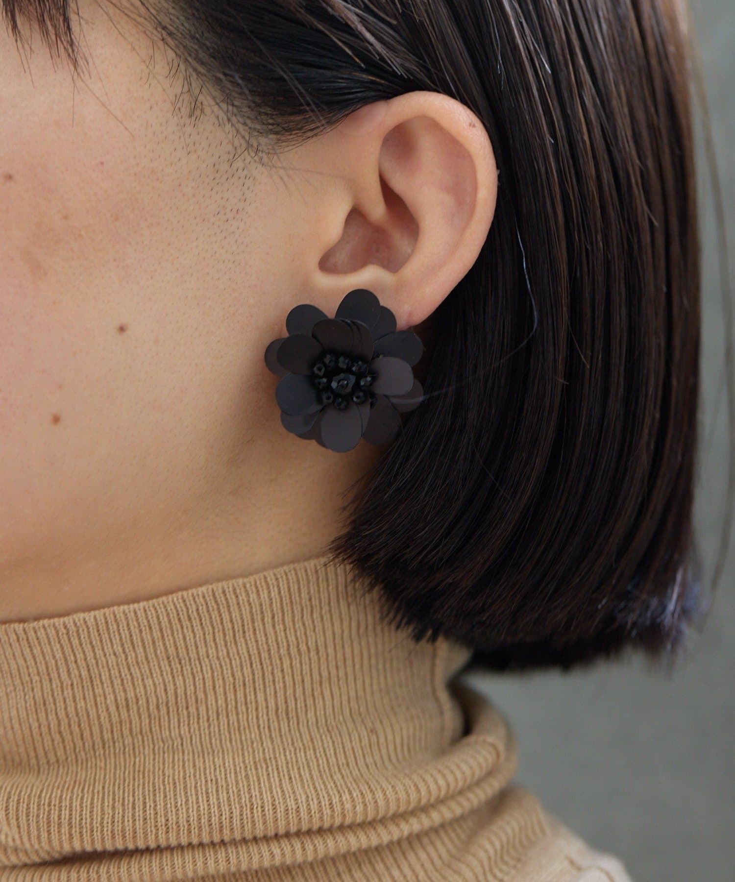 ear PAPILLONNER(イア パピヨネ) スパンコールフラワーピアス