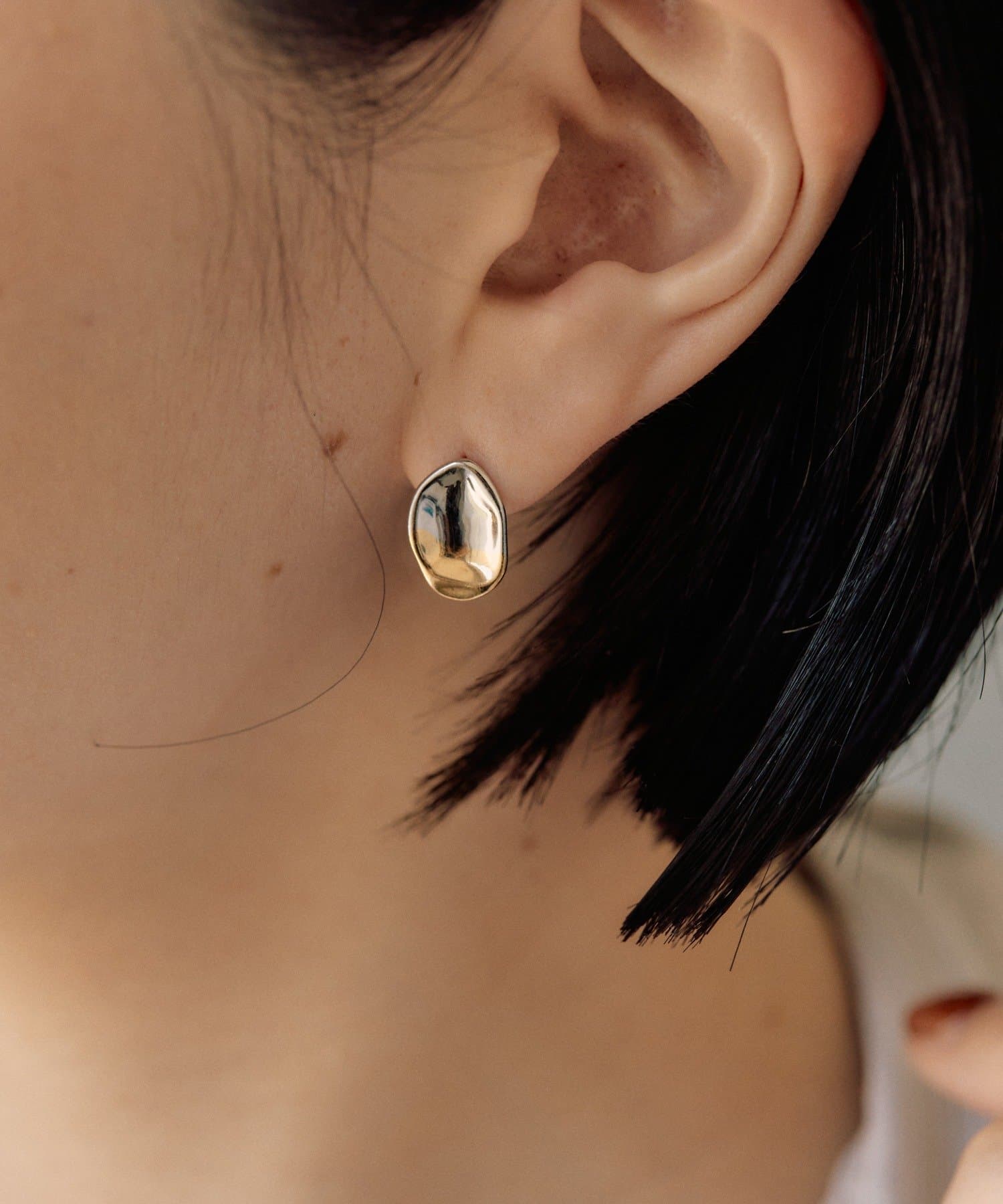 ear PAPILLONNER(イア パピヨネ) 《スターリングシルバー使用》バイカラープチプレートピアス