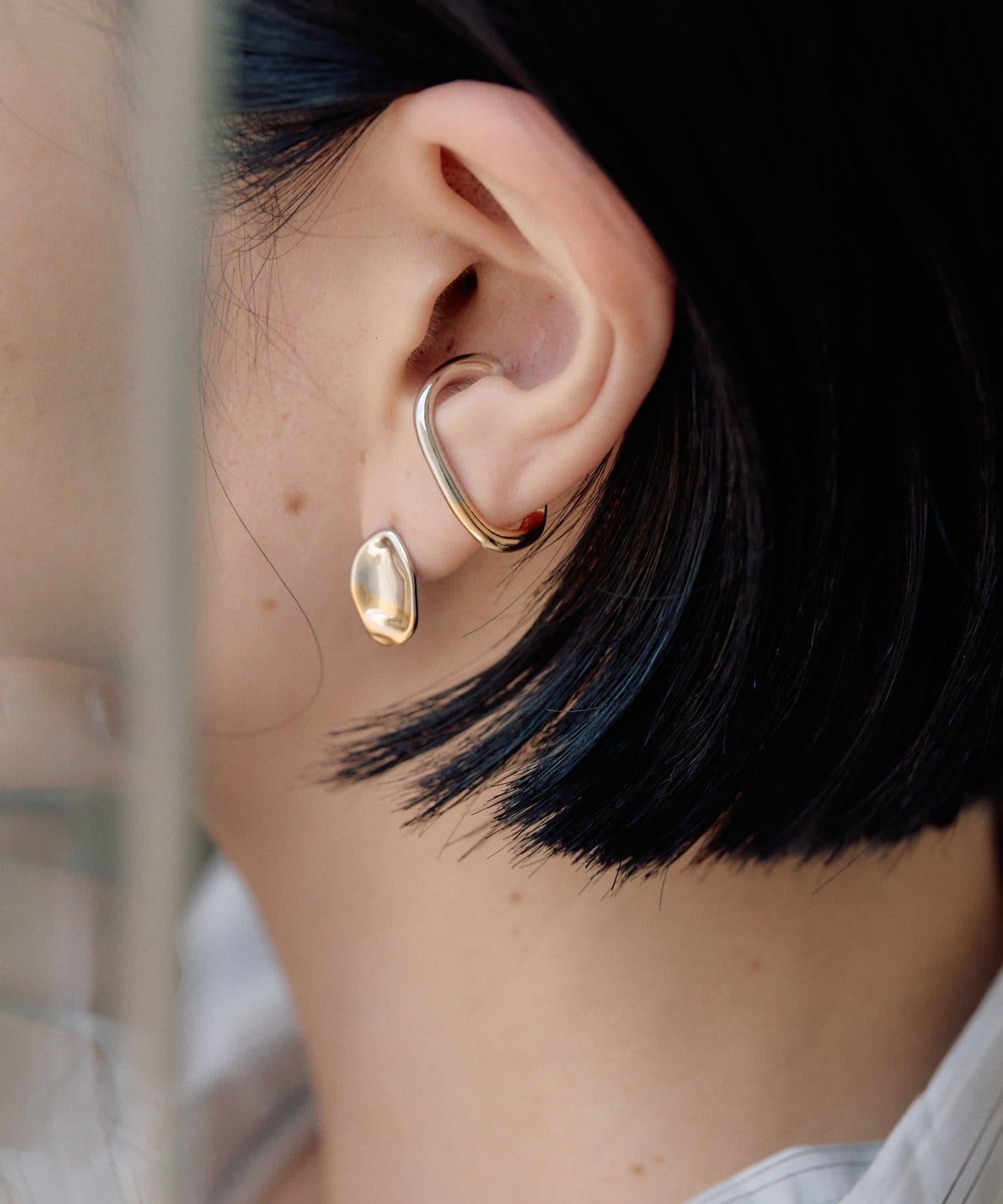 ear PAPILLONNER(イア パピヨネ) 《スターリングシルバー使用》バイカラー変形フープイヤーカフ
