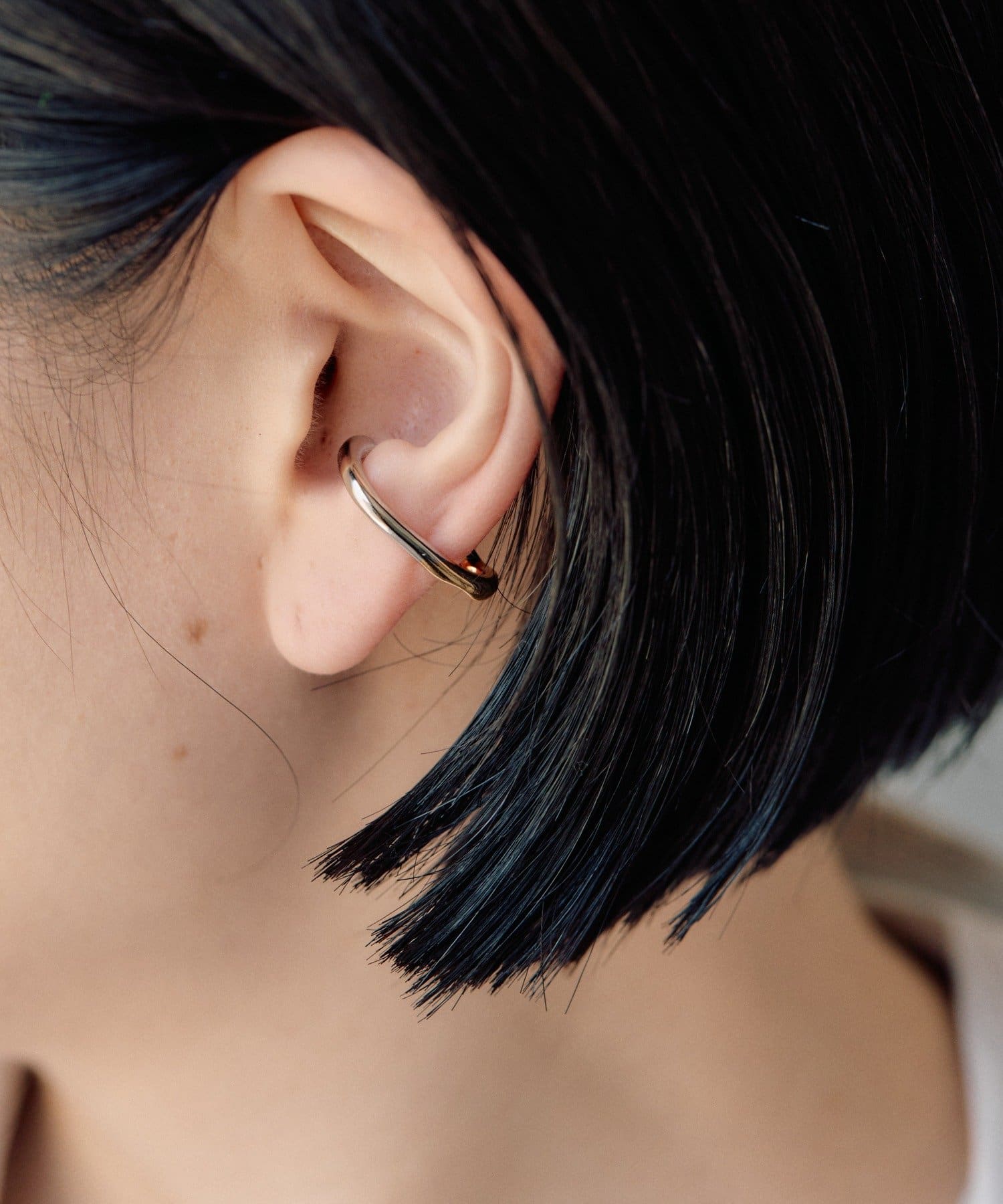 ear PAPILLONNER(イア パピヨネ) 《スターリングシルバー使用》バイカラー変形フープイヤーカフ