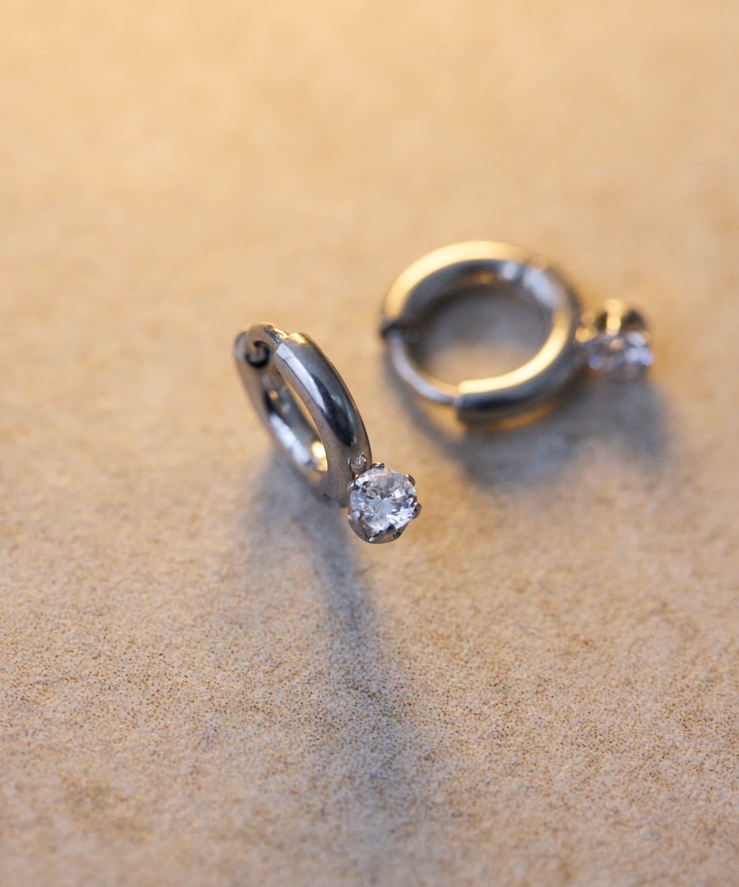 ear PAPILLONNER(イア パピヨネ) 《キャッチレス仕様/金属アレルギー対応/ステンレス》石付きミニフープピアス