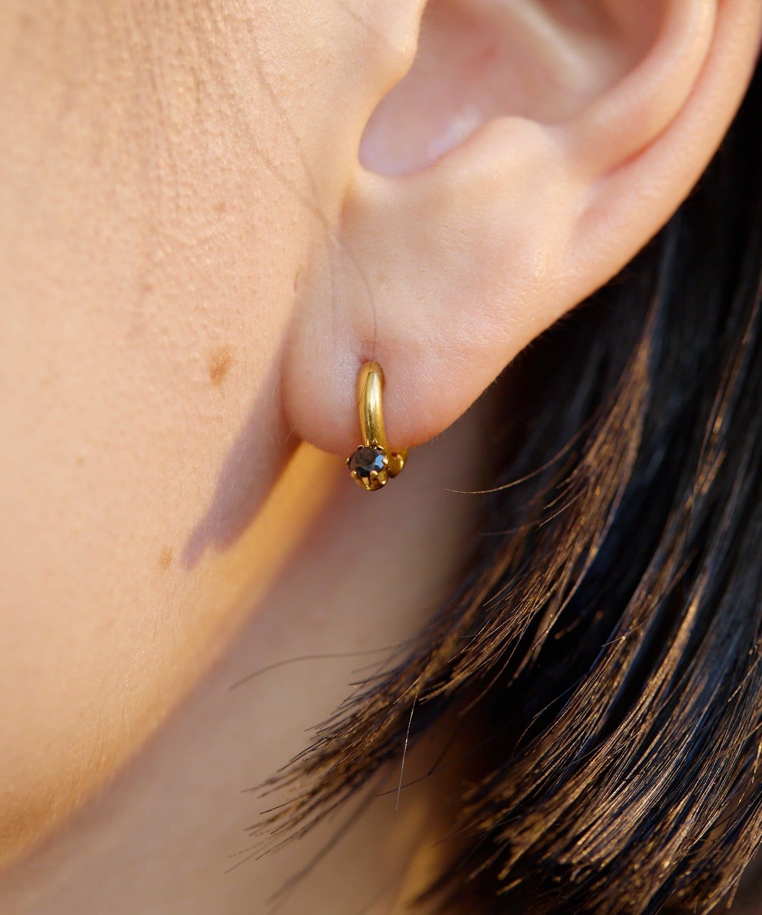 ear PAPILLONNER(イア パピヨネ) 《キャッチレス仕様/金属アレルギー対応/ステンレス》石付きミニフープピアス