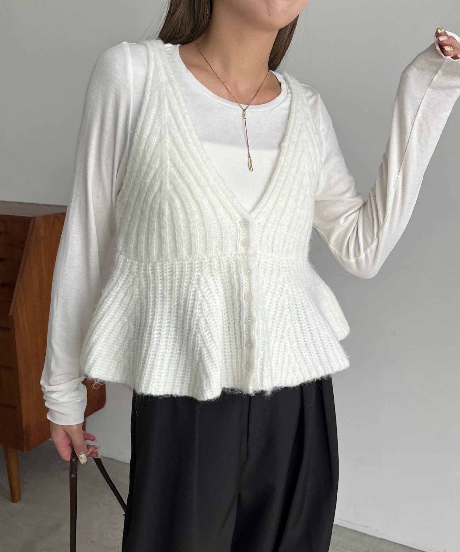 CAPRICIEUX LE'MAGE(カプリシュレマージュ) 【ロングシーズン着用可能】Vネックフレアキャミ