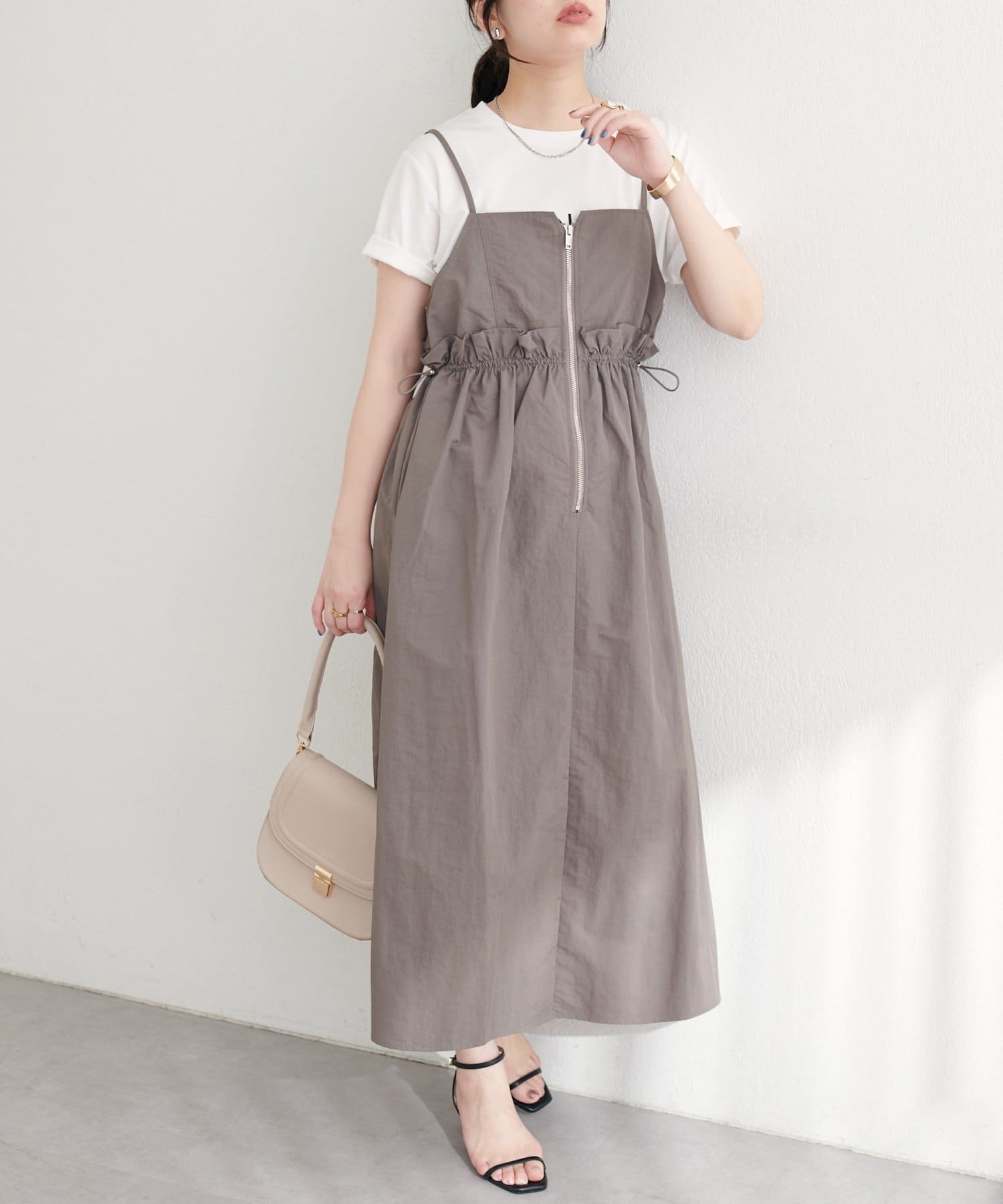 natural couture(ナチュラルクチュール) 【WEB限定】〈mamamo〉ウエストフリル付きZIPキャミワンピース