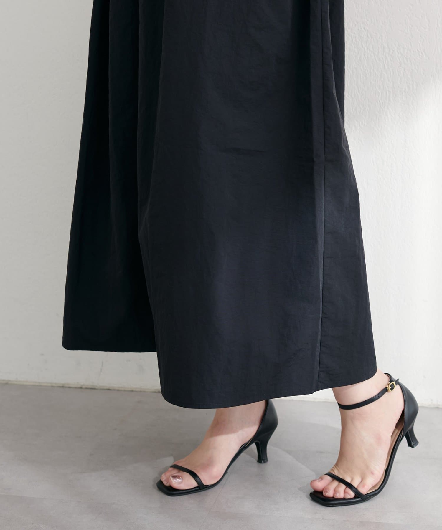 natural couture(ナチュラルクチュール) 【WEB限定】〈mamamo〉ウエストフリル付きZIPキャミワンピース