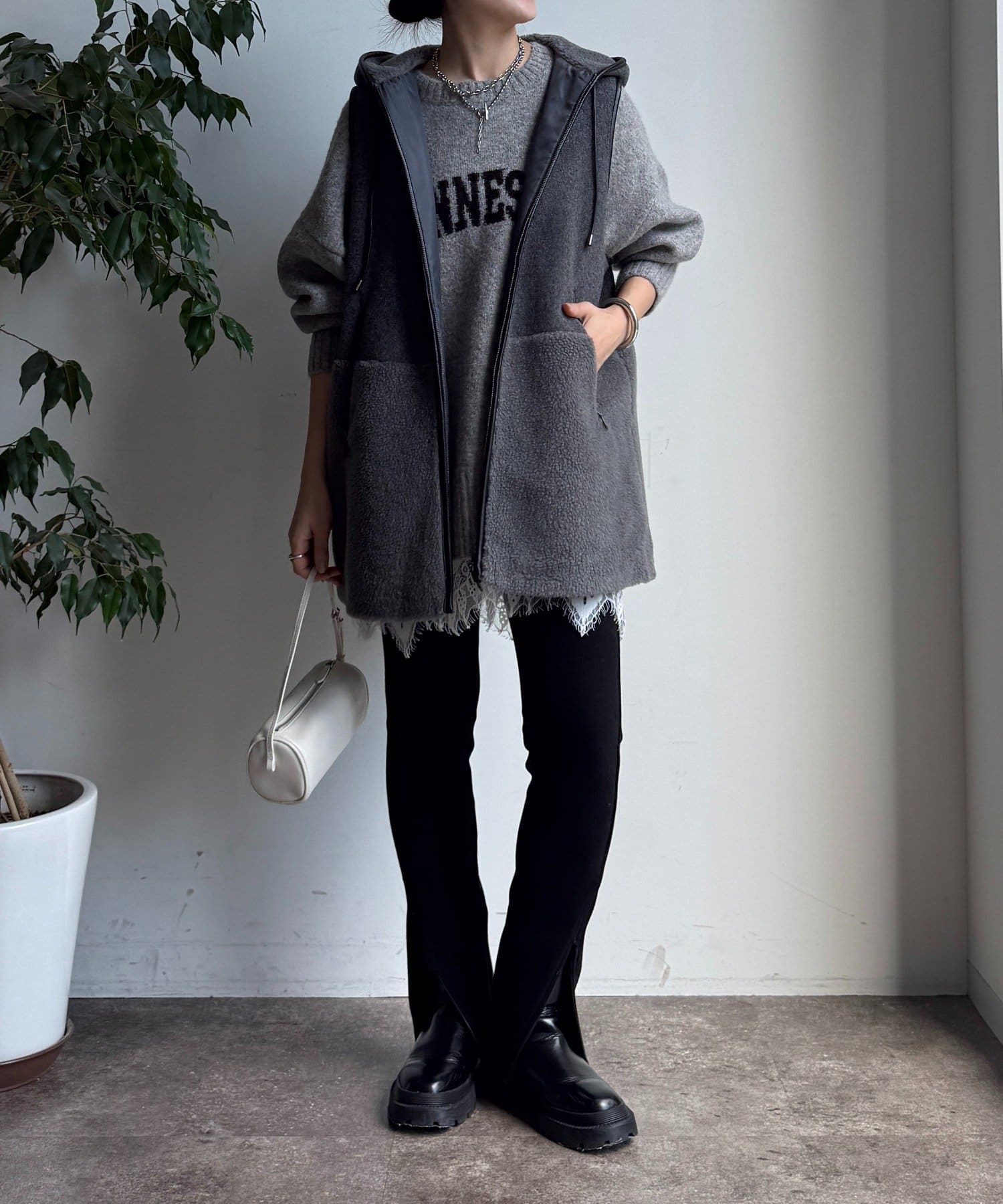 新品 ヒューデイトゥイブニング パール付きファーボア切り替えジレ ベスト 黒 新品 ヒューデイトゥイブニング パール付きファーボア切り替えジレ