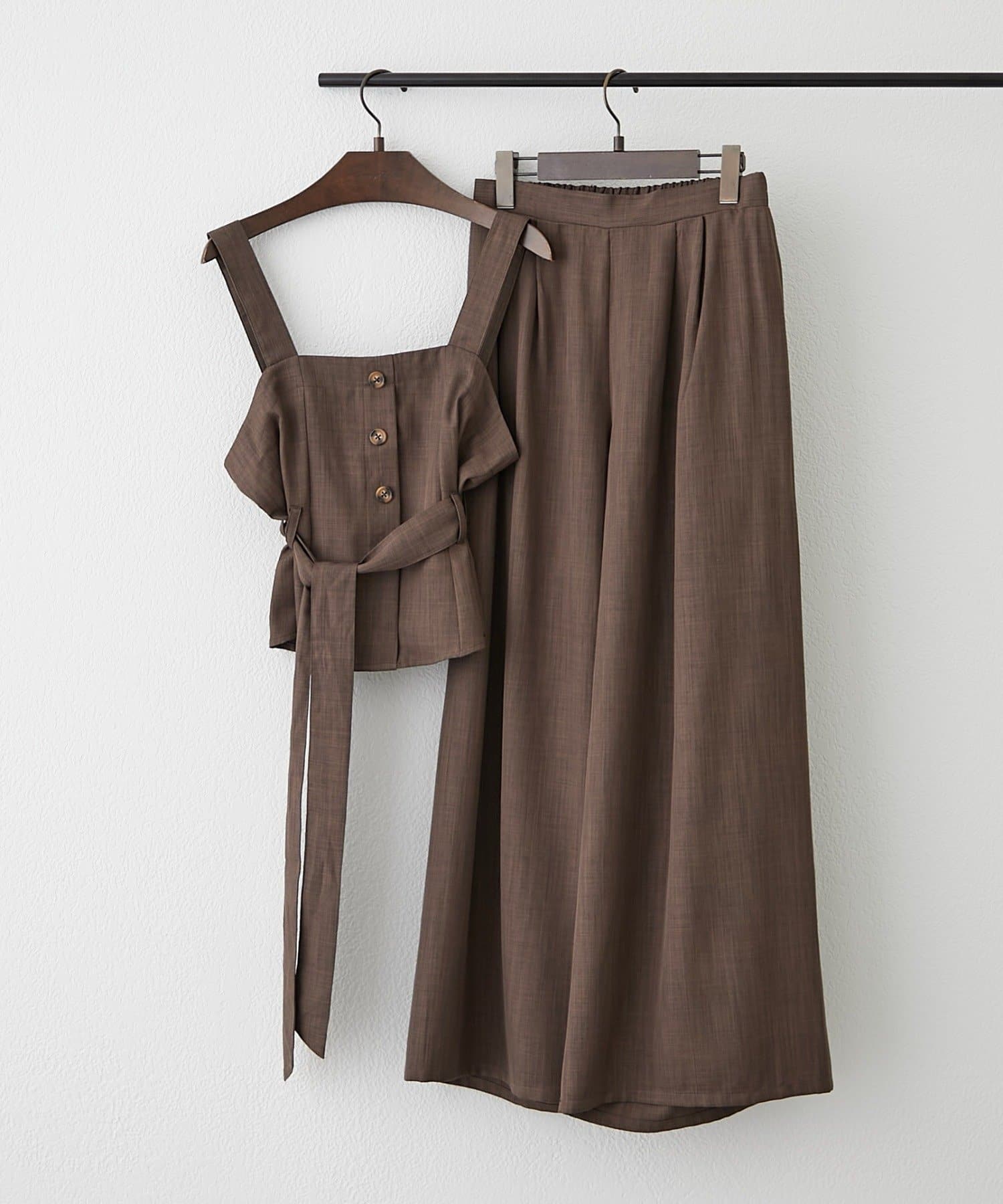NICE CLAUP / OLIVE des OLIVE OUTLET(ナイスクラップ  / オリーブ デ オリーブ アウトレット) 人気につきリバイバル！【RMAF】【２枚セット】麻風素材の色々ぼたんキャミ+パンツセット