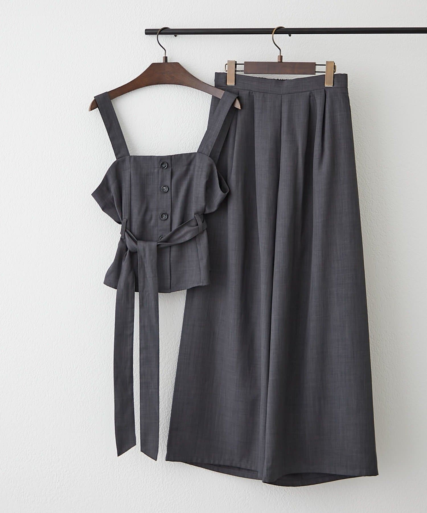 NICE CLAUP / OLIVE des OLIVE OUTLET(ナイスクラップ  / オリーブ デ オリーブ アウトレット) 人気につきリバイバル！【RMAF】【２枚セット】麻風素材の色々ぼたんキャミ+パンツセット